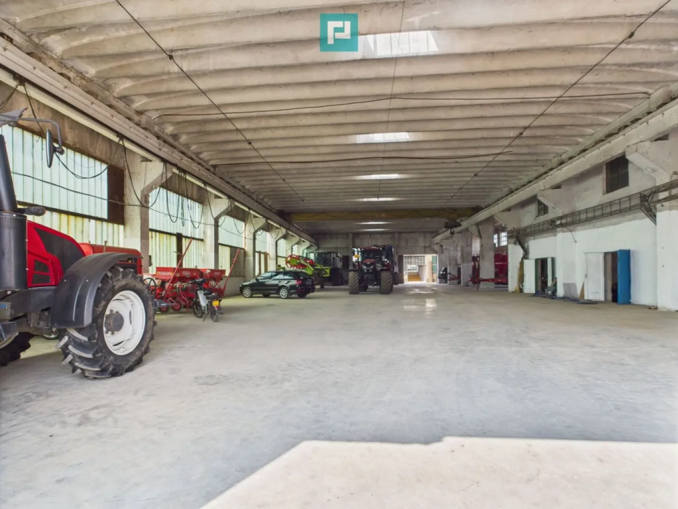 Complex industrial cu hale și teren în Orțișoara - O oportunitate unică : complex industrial complet funcțional, cu acces facil către infrastructura rutieră principală , ideală pentru producție, logistică sau investiție .
Situată la doar 20 km de Timișoara, această proprietate este alegerea perfectă pentru companii care caută spațiu generos, utilități complete și acces excelent.

 Suprafață teren: aproximativ 6 hectare intravilan 
 Construcții existente: hale și spații cu suprafețe diverse
 Înălțime hale: dotate cu pod rulant, între 3,5 m și 8 m înălțime

 Proprietatea include: 
- Halele industriale 
- Birouri amenajate 
- Magazii și spații de depozitare 
- Garaje 
- Grupuri sanitare 
- Platformă betonată 
- Acces TIR direct 
- Curent trifazic, apă, canal, gaz – toate utilitățile sunt pe proprietate

Destinații posibile: 
- Parc logistic 
- Centru de producție industrială 
- Depozit regional 
- Investiție pentru închiriere spații multiple

 Preț: 4.000.000 euro negociabil 

 Pentru detalii și vizionare: 
Dina Driment – Consultant Imobiliar Property Lab 
Telefon : 0721 869 140 
E-mail : dina.driment@propertylab.ro
 CP2540332
 Investește într-o proprietate cu potențial real, într-o zonă industrială strategică!