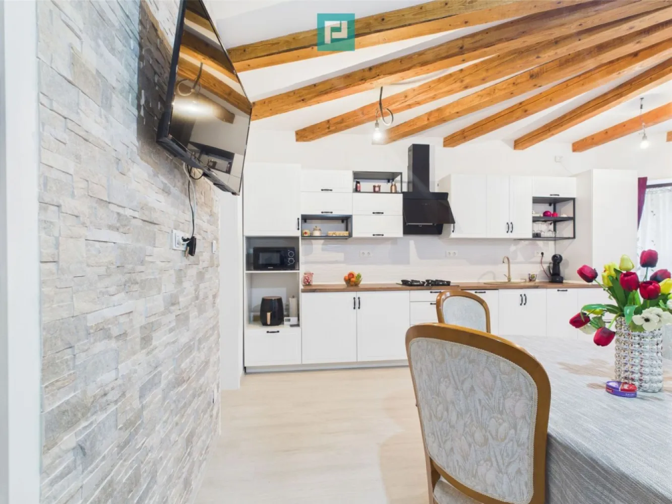 Casă Individuală cu spațiu comercial - Variaș - Casă Individuală cu spațiu comercial complet separat – Ideală pentru locuit + Afacere
 Utilități complete Gata de mutat

Property Lab vă oferă spre vânzare o proprietate versatilă, perfectă pentru cei care își doresc confortul unei locuințe și independența unui spațiu comercial, fără ca cele două să se intersecteze.
Situată în comuna Variaș, această proprietate oferă un echilibru perfect între confortul modern și farmecul rural, fiind ideală pentru o familie care își dorește liniște, spațiu și acces facil către Timișoara.
 O alegere excelentă pentru cei care doresc să combine spațiul de locuit cu o afacere locală sau pentru o familie numeroasă care caută spațiu și funcționalitate.

 Detalii casa :
- Suprafață utilă: 193 mp
- Teren: 720 mp
- Compartimentare: living, 4 camere, bucătărie, 2 băi, 2 holuri, debara.
- Garaj pentru 2 mașini ,anexe și curte generoasă.

 Dotări și finisaje:
- Gaz, curent, canalizare, drum asfaltat
- Centrala termică BUDERUS – eficiență și confort termic
- Contoare electrice noi
- Tâmplărie PVC cu geamuri termopane
- Uși din MDF și lemn
- Finisaje: parchet laminat, parchet masiv, mochetă
- Se vinde mobilată și utilată complet

 Spațiu comercial – complet independent de locuință:
- Separat de casa de locuit, cu acces propriu
- Ideal pentru desfășurarea unei mici afaceri (magazin, birou, atelier etc.)
- Poate funcționa fără a afecta intimitatea familiei din locuință

 Avantaje:
- Locație liniștită, dar cu acces facil
- Ideală pentru cei care vor să trăiască și să muncească în același loc, dar fără compromisuri privind spațiul personal
 
 Proprietatea aceasta poate fi exact ce cauți!
 Dacă îți dorești o locuință confortabilă, cu potențial de afacere, într-o zonă liniștită și verde, hai să o descoperim împreună! 

 Programează o vizionare chiar astăzi – mă poți contacta oricând:

 Dina Driment - Consultant Imobiliar Property Lab Timișoara 
 Telefon: 0721 869 140 
 E-mail: dina.driment@propertylab.ro
 CP2527939

O casă se simte altfel când o vezi cu ochii tăi. Te aștept cu drag la vizionare!