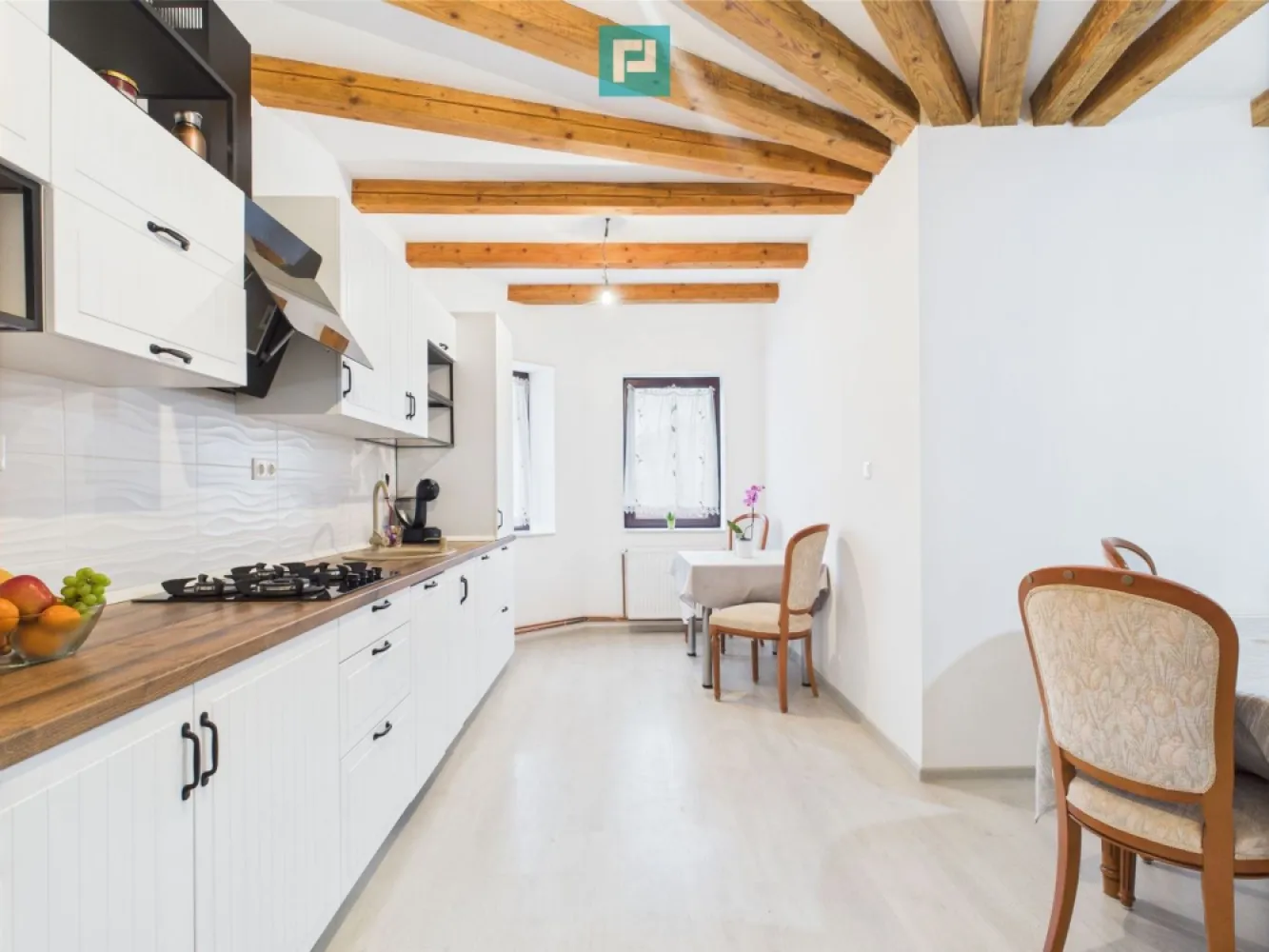 Casă Individuală cu spațiu comercial - Variaș - Casă Individuală cu spațiu comercial complet separat – Ideală pentru locuit + Afacere
 Utilități complete Gata de mutat

Property Lab vă oferă spre vânzare o proprietate versatilă, perfectă pentru cei care își doresc confortul unei locuințe și independența unui spațiu comercial, fără ca cele două să se intersecteze.
Situată în comuna Variaș, această proprietate oferă un echilibru perfect între confortul modern și farmecul rural, fiind ideală pentru o familie care își dorește liniște, spațiu și acces facil către Timișoara.
 O alegere excelentă pentru cei care doresc să combine spațiul de locuit cu o afacere locală sau pentru o familie numeroasă care caută spațiu și funcționalitate.

 Detalii casa :
- Suprafață utilă: 193 mp
- Teren: 720 mp
- Compartimentare: living, 4 camere, bucătărie, 2 băi, 2 holuri, debara.
- Garaj pentru 2 mașini ,anexe și curte generoasă.

 Dotări și finisaje:
- Gaz, curent, canalizare, drum asfaltat
- Centrala termică BUDERUS – eficiență și confort termic
- Contoare electrice noi
- Tâmplărie PVC cu geamuri termopane
- Uși din MDF și lemn
- Finisaje: parchet laminat, parchet masiv, mochetă
- Se vinde mobilată și utilată complet

 Spațiu comercial – complet independent de locuință:
- Separat de casa de locuit, cu acces propriu
- Ideal pentru desfășurarea unei mici afaceri (magazin, birou, atelier etc.)
- Poate funcționa fără a afecta intimitatea familiei din locuință

 Avantaje:
- Locație liniștită, dar cu acces facil
- Ideală pentru cei care vor să trăiască și să muncească în același loc, dar fără compromisuri privind spațiul personal
 
 Proprietatea aceasta poate fi exact ce cauți!
 Dacă îți dorești o locuință confortabilă, cu potențial de afacere, într-o zonă liniștită și verde, hai să o descoperim împreună! 

 Programează o vizionare chiar astăzi – mă poți contacta oricând:

 Dina Driment - Consultant Imobiliar Property Lab Timișoara 
 Telefon: 0721 869 140 
 E-mail: dina.driment@propertylab.ro
 CP2527939

O casă se simte altfel când o vezi cu ochii tăi. Te aștept cu drag la vizionare!