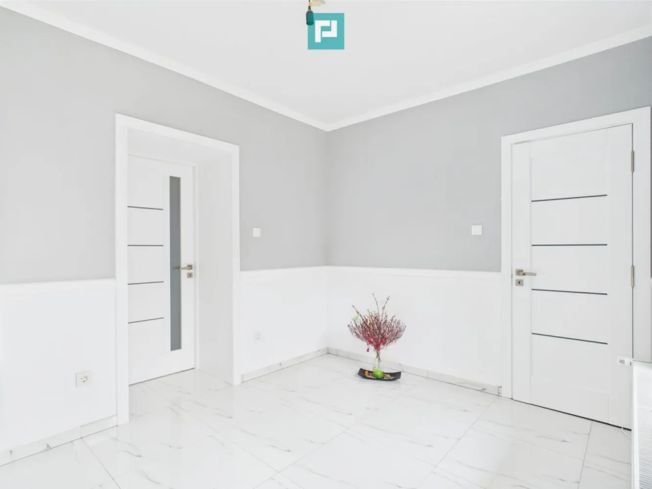 Casă Individuală cu spațiu comercial - Variaș - Casă Individuală cu spațiu comercial complet separat – Ideală pentru locuit + Afacere
 Utilități complete Gata de mutat

Property Lab vă oferă spre vânzare o proprietate versatilă, perfectă pentru cei care își doresc confortul unei locuințe și independența unui spațiu comercial, fără ca cele două să se intersecteze.
Situată în comuna Variaș, această proprietate oferă un echilibru perfect între confortul modern și farmecul rural, fiind ideală pentru o familie care își dorește liniște, spațiu și acces facil către Timișoara.
 O alegere excelentă pentru cei care doresc să combine spațiul de locuit cu o afacere locală sau pentru o familie numeroasă care caută spațiu și funcționalitate.

 Detalii casa :
- Suprafață utilă: 193 mp
- Teren: 720 mp
- Compartimentare: living, 4 camere, bucătărie, 2 băi, 2 holuri, debara.
- Garaj pentru 2 mașini ,anexe și curte generoasă.

 Dotări și finisaje:
- Gaz, curent, canalizare, drum asfaltat
- Centrala termică BUDERUS – eficiență și confort termic
- Contoare electrice noi
- Tâmplărie PVC cu geamuri termopane
- Uși din MDF și lemn
- Finisaje: parchet laminat, parchet masiv, mochetă
- Se vinde mobilată și utilată complet

 Spațiu comercial – complet independent de locuință:
- Separat de casa de locuit, cu acces propriu
- Ideal pentru desfășurarea unei mici afaceri (magazin, birou, atelier etc.)
- Poate funcționa fără a afecta intimitatea familiei din locuință

 Avantaje:
- Locație liniștită, dar cu acces facil
- Ideală pentru cei care vor să trăiască și să muncească în același loc, dar fără compromisuri privind spațiul personal
 
 Proprietatea aceasta poate fi exact ce cauți!
 Dacă îți dorești o locuință confortabilă, cu potențial de afacere, într-o zonă liniștită și verde, hai să o descoperim împreună! 

 Programează o vizionare chiar astăzi – mă poți contacta oricând:

 Dina Driment - Consultant Imobiliar Property Lab Timișoara 
 Telefon: 0721 869 140 
 E-mail: dina.driment@propertylab.ro
 CP2527939

O casă se simte altfel când o vezi cu ochii tăi. Te aștept cu drag la vizionare!