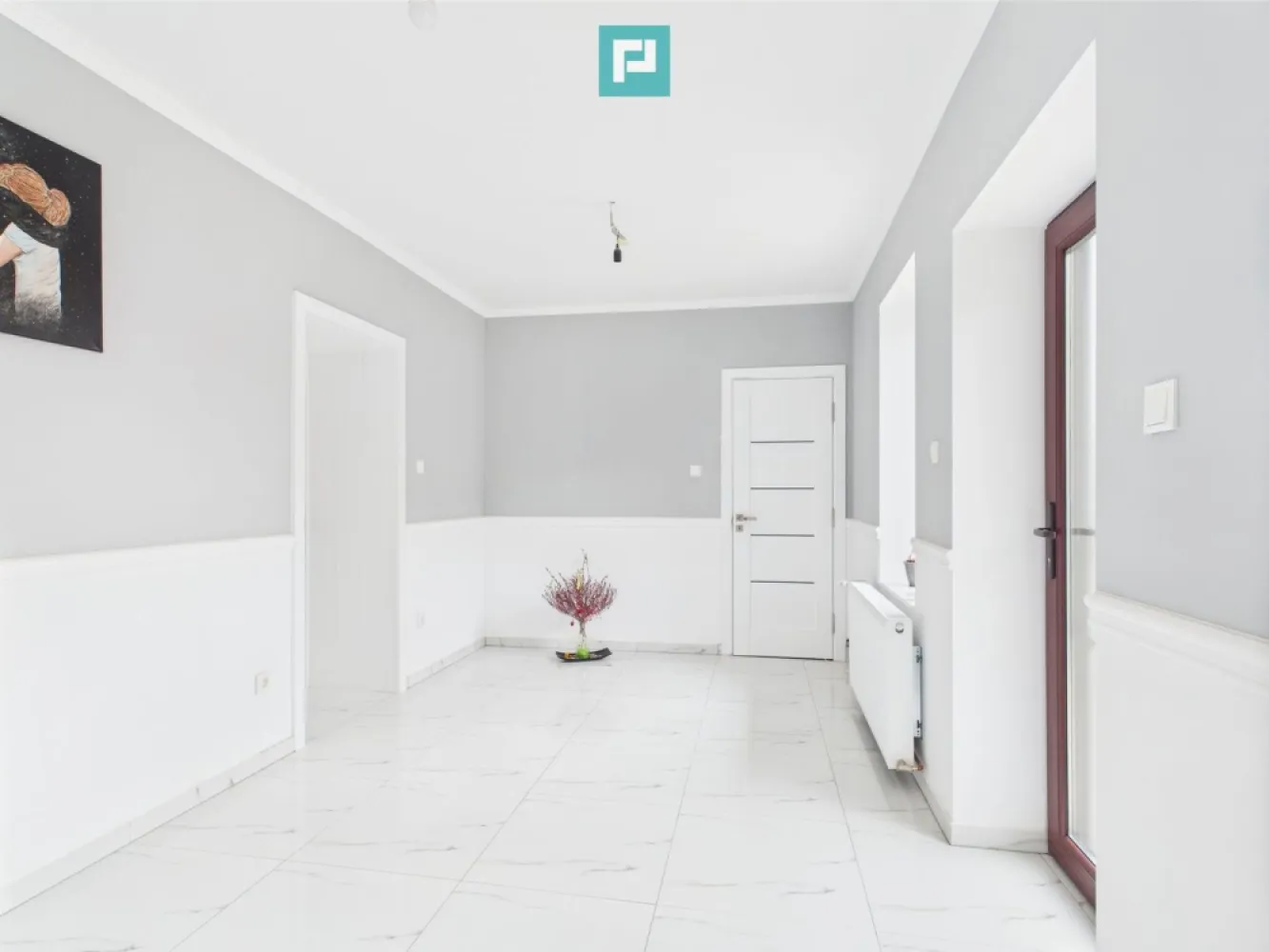 Casă Individuală cu spațiu comercial - Variaș - Casă Individuală cu spațiu comercial complet separat – Ideală pentru locuit + Afacere
 Utilități complete Gata de mutat

Property Lab vă oferă spre vânzare o proprietate versatilă, perfectă pentru cei care își doresc confortul unei locuințe și independența unui spațiu comercial, fără ca cele două să se intersecteze.
Situată în comuna Variaș, această proprietate oferă un echilibru perfect între confortul modern și farmecul rural, fiind ideală pentru o familie care își dorește liniște, spațiu și acces facil către Timișoara.
 O alegere excelentă pentru cei care doresc să combine spațiul de locuit cu o afacere locală sau pentru o familie numeroasă care caută spațiu și funcționalitate.

 Detalii casa :
- Suprafață utilă: 193 mp
- Teren: 720 mp
- Compartimentare: living, 4 camere, bucătărie, 2 băi, 2 holuri, debara.
- Garaj pentru 2 mașini ,anexe și curte generoasă.

 Dotări și finisaje:
- Gaz, curent, canalizare, drum asfaltat
- Centrala termică BUDERUS – eficiență și confort termic
- Contoare electrice noi
- Tâmplărie PVC cu geamuri termopane
- Uși din MDF și lemn
- Finisaje: parchet laminat, parchet masiv, mochetă
- Se vinde mobilată și utilată complet

 Spațiu comercial – complet independent de locuință:
- Separat de casa de locuit, cu acces propriu
- Ideal pentru desfășurarea unei mici afaceri (magazin, birou, atelier etc.)
- Poate funcționa fără a afecta intimitatea familiei din locuință

 Avantaje:
- Locație liniștită, dar cu acces facil
- Ideală pentru cei care vor să trăiască și să muncească în același loc, dar fără compromisuri privind spațiul personal
 
 Proprietatea aceasta poate fi exact ce cauți!
 Dacă îți dorești o locuință confortabilă, cu potențial de afacere, într-o zonă liniștită și verde, hai să o descoperim împreună! 

 Programează o vizionare chiar astăzi – mă poți contacta oricând:

 Dina Driment - Consultant Imobiliar Property Lab Timișoara 
 Telefon: 0721 869 140 
 E-mail: dina.driment@propertylab.ro
 CP2527939

O casă se simte altfel când o vezi cu ochii tăi. Te aștept cu drag la vizionare!