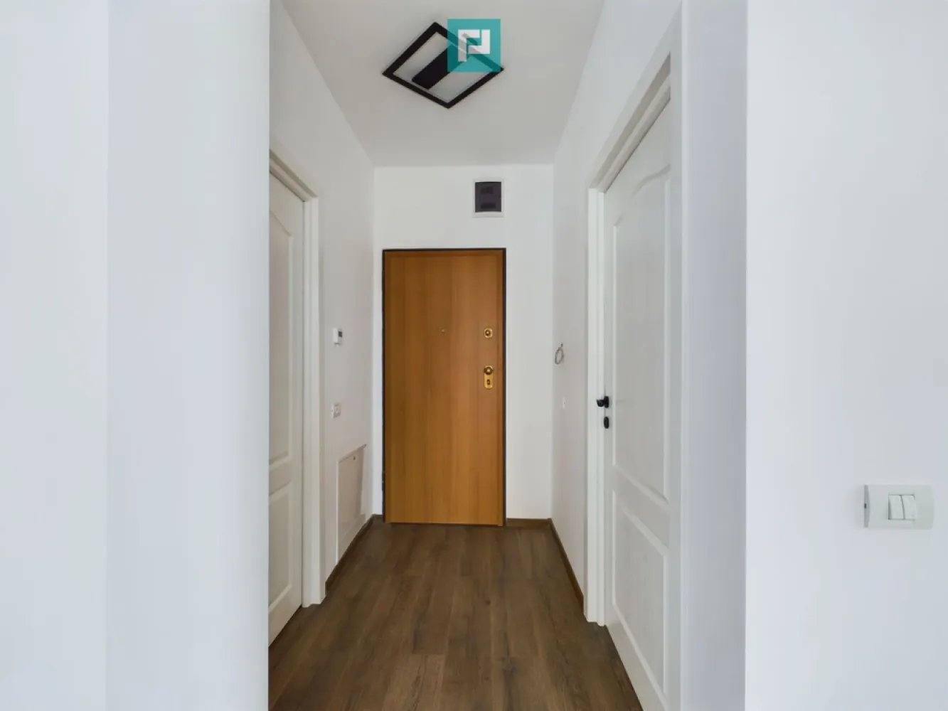 Apartament 2 camere | Etaj 2 | Calea Torontalului - Îți propunem spre vânzare un apartament cu 2 camere, situat în zona Calea Torontalului, într-un complex rezidențial nou și modern, ideal pentru cei care își doresc un stil de viață confortabil, elegant și bine conectat la oraș.

~ Detalii apartament :
• Suprafața ~ 55 mp + Balcon ~ 2.2 mp
• Etaj: 2/7
• Bloc nou, dotat cu 2 lifturi
• Compartimentare eficientă și bine gândită, pentru un confort optim

~ Facilități și avantaje :
• Finisaje premium, alese pentru a îmbina funcționalitatea cu eleganța
• Parcare subterană disponibilă – preț: 6.500 € (nu este inclusă în prețul apartamentului)
• Prețul afișat include TVA 21%

~ Localizare excelentă :
• Acces rapid către transportul public
• Aproape de centre comerciale, magazine și servicii
• Zone verzi în proximitate – ideal pentru un stil de viață activ și echilibrat

~ Programează o vizionare și profită de ofertă !

Marian Dobre - Consultant Imobiliar PropertyLab Timișoara
• Telefon : 0773 700 389

E-mail: marian.dobre@propertylab.ro
Cod proprietate: 2508553