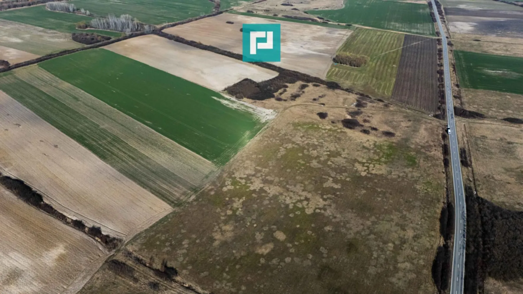 Teren Extravilan – Oportunitate Unică de Investiție! - Locație: Sânmihaiu Român
Suprafață totală: 0,9 hectare
Deschidere stradală: 58,49 metri
Adâncime: 164,59 metri
Preț: 8 euro/mp, negociabil
Clasificarea terenului este faneata .
Acest teren vast, situat într-o zonă promițătoare, este perfect pentru investitori care caută oportunități de dezvoltare. Poziționarea sa și dimensiunile generoase îl fac ideal pentru diverse proiecte: agricultură, dezvoltare industrială sau alte inițiative de succes daca se schimba destinatia printr-un Plan Urbanistic Zonal .

Beneficii:
 • Zonă în plină dezvoltare
 • Acces facil la infrastructura locală
 • Preț competitiv și negociabil

Transformați această proprietate într-o afacere profitabilă!

Contact: Pentru mai multe detalii sau programarea unei vizionări, sunați acum! 

Daniela Ianc - Consultant Imobiliar PropertyLab Timișoara
Telefon: 0722375289

Mail: daniela.ianc@propertylab.ro
Cod Proprietate: CP2321698