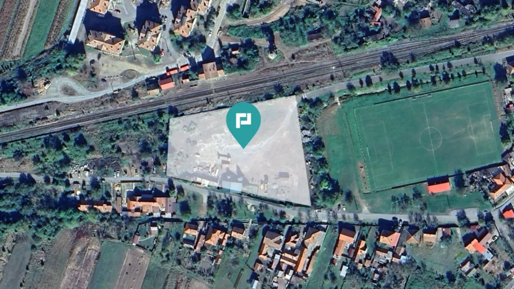 Oportunitate unică pentru afacerea ta în Margina - Oportunitate unică pentru afacerea ta în domeniul logisticii și depozitării

PropertyLab vă propune spre achiziție un teren strategic de 8369 mp situat în Margina, județul Timiș, ideal pentru activități logistice și industriale. Proprietatea dispune de clădire administrativă, rampă proprie pentru tren și acces facil la principalele rute de transport.

Caracteristici principale:

Suprafață totală: 8369 mp, cu posibilitate de extindere a activităților

Rampă de încărcare-descărcare cu linie proprie de tren, capacitate de 4 vagoane

Acces rapid la autostradă – doar 1,5 km (3 minute cu mașina)

Două porți de acces și front stradal de 132 m – optim pentru flux logistic eficient

Front la calea ferată de 108 m – integrare directă în transportul feroviar

Clădire administrativă de 95 mp – spațiu destinat birourilor și activităților administrative

Curte pietruită și consolidată – pregătită pentru accesul utilajelor de mare tonaj

Proprietatea dispune de toate utilitățile necesare: curent trifazic, apă, canalizare cu fosă septică și încălzire cu centrală pe lemne. 

În viitorul apropiat, va fi disponibilă și racordarea la rețeaua de gaz, oferind costuri mai reduse și eficiență sporită.

Investiție strategică cu potențial ridicat! Contactează-ne pentru detalii și vizionare.

Alexandra Tighean - PropertyLab
Telefon 0741 139 063
alexandra.tighean@propertylab.ro

Daniela Ianc - Consultant imobiliar PropertyLab 
Telefon 0722 375 289
daniela.ianc@propertylab.ro

CP2318890