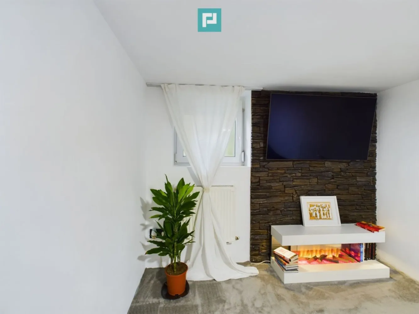 Apartament 3 camere la curte - Odobescu - Casă spațioasă cu acces dublu și potențial de mansardare – Zona Odobescu, Timișoara

Property Lab îți propune spre vânzare o proprietate solidă și bine întreținută, situată într-o zonă centrală și căutată a Timișoarei – Odobescu. 

Construită în 1970, casa este amplasată pe un teren de 195 mp și dispune de 105 mp ( 71 mp utili , 21.4mp, terasă plus 12,6 mp o anexă perfectă pentru depozitare.) Construcție din cărămidă, cu posibilitate de mansardare, izolată exterior și cu instalații electrice și sanitare noi.

Compartimentare practică:
- Zonă de acces generoasă 
- Living luminos și primitor 
- 2 dormitoare spațioase 
- Bucătărie mare + loc de luat masa 
- Baie modernă 
- Spații de depozitare 
- Acces auto prin poartă electrică 

Locație excelentă: 
În proximitate: grădinițe, școli, spitale, market-uri, mijloace de transport, totul la îndemână într-o zonă liniștită și apreciată.

Preț avantajos raportat la zonă și potențial! 
Perfectă pentru locuit sau investiție.

Pentru mai multe detalii sau pentru a programa o vizionare, nu ezitați să mă contactați!

Dina Driment - consultant imobiliar Property Lab
Telefon : 0721869140
e-mail: dina.driment@propertylab.ro
CP2332536