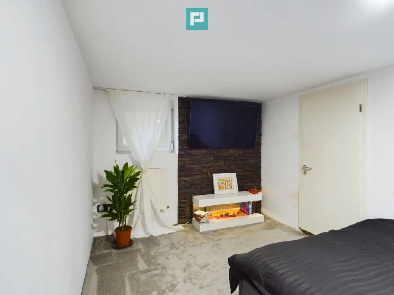 Apartament 3 camere la curte - Odobescu - Casă spațioasă cu acces dublu și potențial de mansardare – Zona Odobescu, Timișoara

Property Lab îți propune spre vânzare o proprietate solidă și bine întreținută, situată într-o zonă centrală și căutată a Timișoarei – Odobescu. 

Construită în 1970, casa este amplasată pe un teren de 195 mp și dispune de 105 mp ( 71 mp utili , 21.4mp, terasă plus 12,6 mp o anexă perfectă pentru depozitare.) Construcție din cărămidă, cu posibilitate de mansardare, izolată exterior și cu instalații electrice și sanitare noi.

Compartimentare practică:
- Zonă de acces generoasă 
- Living luminos și primitor 
- 2 dormitoare spațioase 
- Bucătărie mare + loc de luat masa 
- Baie modernă 
- Spații de depozitare 
- Acces auto prin poartă electrică 

Locație excelentă: 
În proximitate: grădinițe, școli, spitale, market-uri, mijloace de transport, totul la îndemână într-o zonă liniștită și apreciată.

Preț avantajos raportat la zonă și potențial! 
Perfectă pentru locuit sau investiție.

Pentru mai multe detalii sau pentru a programa o vizionare, nu ezitați să mă contactați!

Dina Driment - consultant imobiliar Property Lab
Telefon : 0721869140
e-mail: dina.driment@propertylab.ro
CP2332536