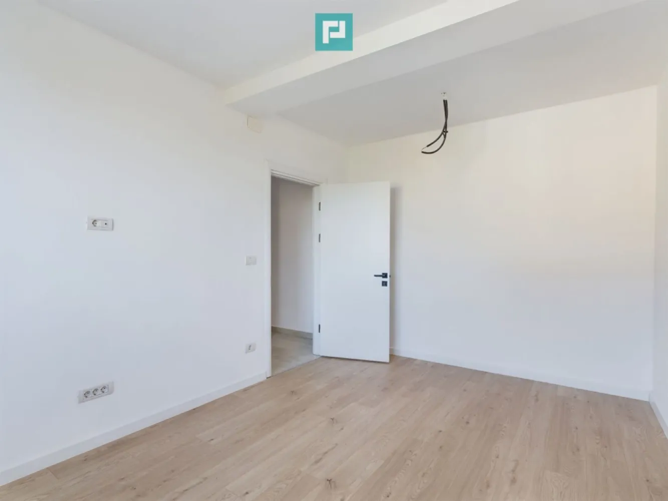Penthouse 3 camere | ~80 mp | Giroc - zona Lidl - Penthouse modern cu 3 camere într-o locație liniștită, cu acces rapid către facilități urbane esențiale.

~ Detalii generale :
• Suprafață utilă: 77,5 mp + balcon
• Loc de parcare înscris în CF

~ Compartimentare eficientă :
• 2 dormitoare spațioase
• Living generos și luminos
• 2 băi cu finisaje moderne și accesorii de calitate
• Terasă generoasă: ideală pentru relaxare în aer liber
• Scară interioară elegantă: acces către etajul superior, adaugă un plus de stil și funcționalitate

~ Avantaje locație :
• Situat în zona Lidl - Giroc, cu acces rapid la arterele principale
• În apropiere: supermarketuri, farmacii, cafenele, facilități comerciale
• Zonă rezidențială liniștită, bine conectată la infrastructura locală
• Potrivit pentru locuință permanentă sau investiție pe termen lung

~ Alte beneficii :
• Apartament finalizat – disponibil pentru mutare imediată
• Consultanță gratuită pentru obținerea celui mai avantajos credit

~ Contact:
Marian Dobre – Consultant Imobiliar PropertyLab Timișoara
Telefon: 0773 700 389

E-mail: marian.dobre@propertylab.ro
Cod Proprietate: 2332757