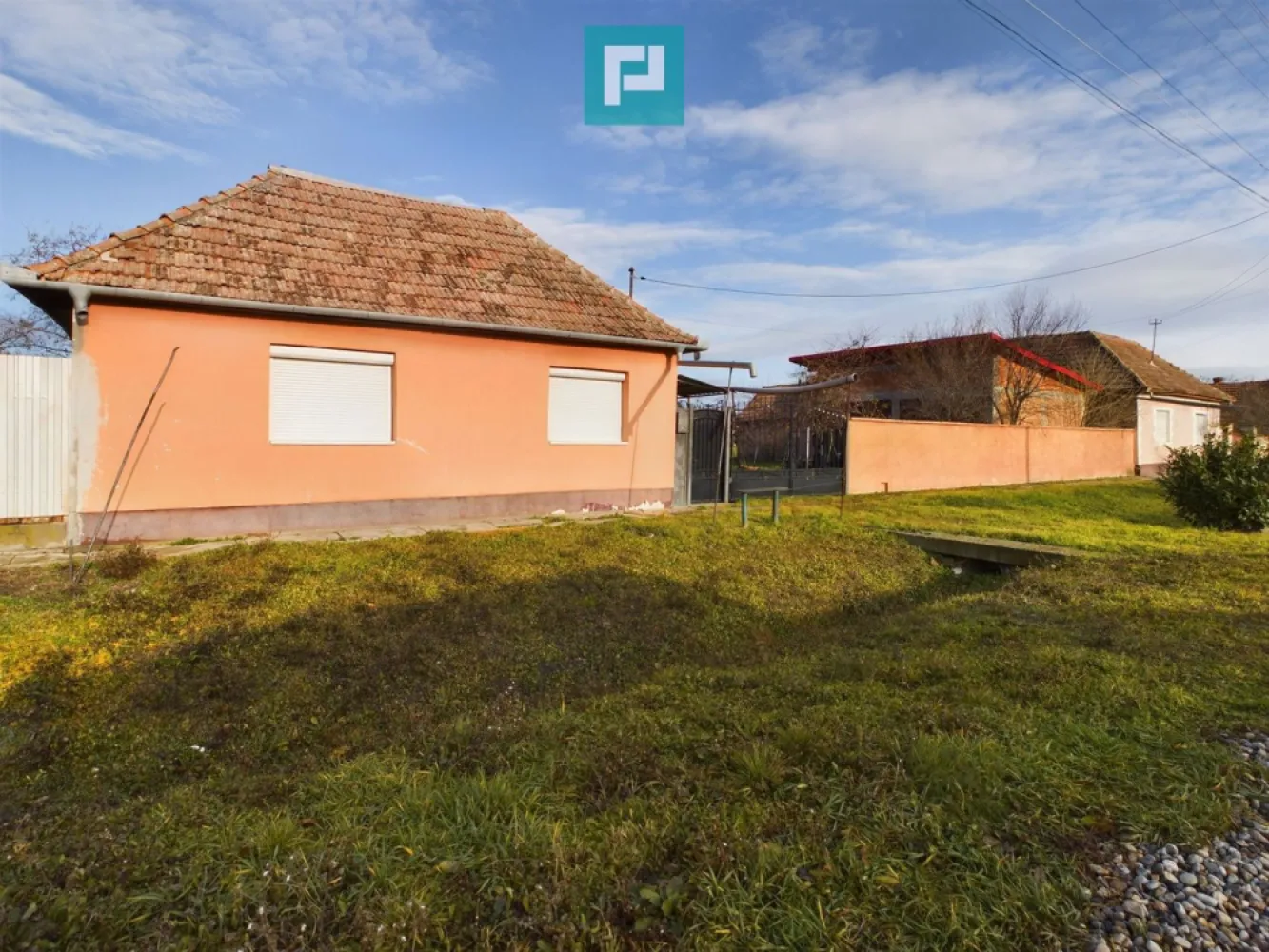 Casă cu teren generos, Turnu - Casă cu 3 Camere + Anexe - Teren 2622 mp - Posibilitate Mansardare și extindere

Vă prezint spre vânzare o casă cochetă, amplasată într-o zonă liniștită și verde, ideală pentru o familie care caută un loc spațios și confortabil. Proprietatea se află pe un teren de 2622 mp și beneficiază de mai multe facilități ce oferă atât intimitate, cât și opțiuni de extindere. Detaliile sunt următoarele:

Caracteristici casă:
Suprafață utilă: 150 mp.
Casa este compusă din 3 camere, ce pot fi amenajate după preferințele dumneavoastră. Camerele sunt luminoase, cu geamuri termopan, mobilate integral și sobe pe lemne.
1 baie dotată cu obiecte sanitare moderne, ideală pentru nevoile zilnice. Baia este spațioasă și confortabilă, oferind facilități complete, cu un potențial mare de extindere pentru a fi amenajată în funcție de dorințele dumneavoastră.
1 cameră de depozitare sau cămară, foarte utilă pentru păstrarea diverselor obiecte sau pentru amenajarea unui mic birou sau atelier. Tot aici se află și urcarea la pod.
Pod - un spațiu cu potențial de transformare în mansardă, oferind mai mult loc pentru extinderea locuinței sau crearea unor camere suplimentare.
Bucătărie de vară - un spațiu separat, perfect pentru prepararea meselor în aer liber. Bucătăria de vară include un duș propriu, ideal pentru zilele călduroase sau pentru a vă răcori după o zi de muncă în grădină.
Alte facilități:
Garaj dublu din cărămidă, extrem de încăpător, care poate adăposti două microbuze sau două mașini. Acesta este construit solid și oferă, de asemenea, posibilitatea de mansardare, având potențialul de a deveni un spațiu suplimentar pentru diverse activități.
Teren și împrejurimi:
Terenul de 2622 mp este ideal pentru a fi amenajat cu o grădină de legume, livadă și flori sau pentru a construi diverse construcții adiționale. Puteți crea un spațiu de relaxare sau chiar o zonă de joacă pentru copii, datorită suprafeței mari disponibile.
Avantaje suplimentare:
Posibilitate de mansardare a podului și garajului, ceea ce face ca această proprietate să fie o opțiune excelentă pentru extinderea spațiului în viitor.
Locație liniștită, dar în apropiere de zone comerciale, școli și transport public, oferind un echilibru perfect între liniște și accesibilitate. Tot în apropiere se află vama cu Ungaria.
Această casă reprezintă o oportunitate rară de a deveni proprietar al unui imobil cu mult spațiu, multiple posibilități de extindere și adaptare la nevoile unei familii moderne.

Dacă v-am stârnit interesul, nu ezitați în a mă contacta, în vederea unei vizionări asistate!!
CONSULTANTUL TĂU IMOBILIAR: JEANINA CÂMPAN PROPERTYLAB
Telefon: 0760672985
Email: jeanina.campan@propertylab.ro

Casă cu teren generos, Turnu CP2090888