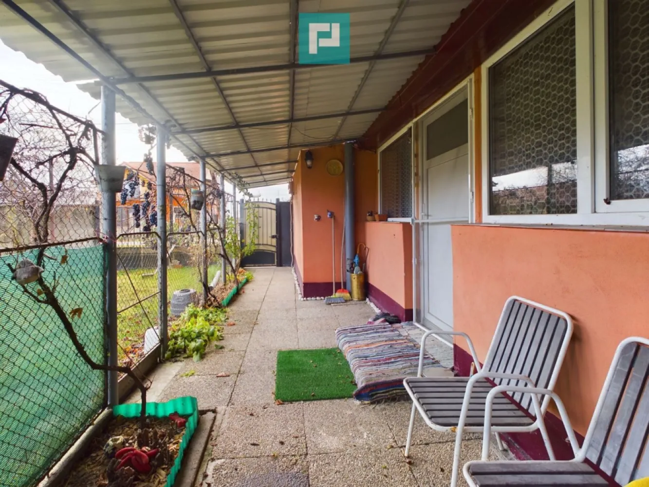 Casă cu teren generos, Turnu - Casă cu 3 Camere + Anexe - Teren 2622 mp - Posibilitate Mansardare și extindere

Vă prezint spre vânzare o casă cochetă, amplasată într-o zonă liniștită și verde, ideală pentru o familie care caută un loc spațios și confortabil. Proprietatea se află pe un teren de 2622 mp și beneficiază de mai multe facilități ce oferă atât intimitate, cât și opțiuni de extindere. Detaliile sunt următoarele:

Caracteristici casă:
Suprafață utilă: 150 mp.
Casa este compusă din 3 camere, ce pot fi amenajate după preferințele dumneavoastră. Camerele sunt luminoase, cu geamuri termopan, mobilate integral și sobe pe lemne.
1 baie dotată cu obiecte sanitare moderne, ideală pentru nevoile zilnice. Baia este spațioasă și confortabilă, oferind facilități complete, cu un potențial mare de extindere pentru a fi amenajată în funcție de dorințele dumneavoastră.
1 cameră de depozitare sau cămară, foarte utilă pentru păstrarea diverselor obiecte sau pentru amenajarea unui mic birou sau atelier. Tot aici se află și urcarea la pod.
Pod - un spațiu cu potențial de transformare în mansardă, oferind mai mult loc pentru extinderea locuinței sau crearea unor camere suplimentare.
Bucătărie de vară - un spațiu separat, perfect pentru prepararea meselor în aer liber. Bucătăria de vară include un duș propriu, ideal pentru zilele călduroase sau pentru a vă răcori după o zi de muncă în grădină.
Alte facilități:
Garaj dublu din cărămidă, extrem de încăpător, care poate adăposti două microbuze sau două mașini. Acesta este construit solid și oferă, de asemenea, posibilitatea de mansardare, având potențialul de a deveni un spațiu suplimentar pentru diverse activități.
Teren și împrejurimi:
Terenul de 2622 mp este ideal pentru a fi amenajat cu o grădină de legume, livadă și flori sau pentru a construi diverse construcții adiționale. Puteți crea un spațiu de relaxare sau chiar o zonă de joacă pentru copii, datorită suprafeței mari disponibile.
Avantaje suplimentare:
Posibilitate de mansardare a podului și garajului, ceea ce face ca această proprietate să fie o opțiune excelentă pentru extinderea spațiului în viitor.
Locație liniștită, dar în apropiere de zone comerciale, școli și transport public, oferind un echilibru perfect între liniște și accesibilitate. Tot în apropiere se află vama cu Ungaria.
Această casă reprezintă o oportunitate rară de a deveni proprietar al unui imobil cu mult spațiu, multiple posibilități de extindere și adaptare la nevoile unei familii moderne.

Dacă v-am stârnit interesul, nu ezitați în a mă contacta, în vederea unei vizionări asistate!!
CONSULTANTUL TĂU IMOBILIAR: JEANINA CÂMPAN PROPERTYLAB
Telefon: 0760672985
Email: jeanina.campan@propertylab.ro

Casă cu teren generos, Turnu CP2090888