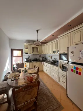 Apartament spațios la vilă, zona Parcul Sub Arini – Parter – Curte proprie