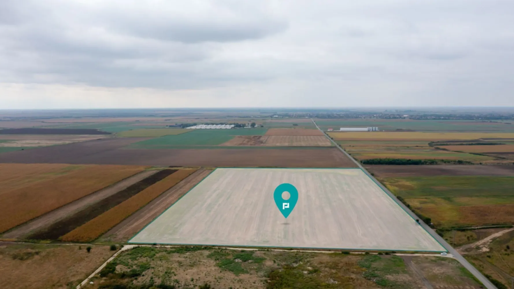 Teren extravilan 5 hectare ( zonă industrială ) Șag - Vă oferim o oportunitate unică de a achiziționa un teren extravilan cu o suprafață generoasă de 50.000 de metri pătrați, situat într-o locație excelentă la ieșirea din localitatea Șag. 

 Terenul beneficiază de 3 fronturi, oferind flexibilitate maximă pentru dezvoltarea proiectului dumneavoastră industrial sau logistic.

 Această proprietate reprezintă alegerea ideală pentru construcția unei fabrici, hale industriale, depozite sau orice alt proiect industrial datorită amplasării sale strategice într-o zonă industrială dezvoltată.

 Caracteristici cheie ale terenului:

 Suprafață: 50.000 metri pătrați
 Destinație: Extravilan
 Localizare: Zona industrială, Sag
 Acces facil la infrastructura rutieră și rețelele de utilități
 Potențial de dezvoltare considerabil
 Zonă în creștere cu oportunități de afaceri în creștere
 Avantaje suplimentare:

 Accesibilitate excelentă: Terenul are acces ușor la rețeaua de drumuri principale, ceea ce facilitează transportul materialelor și produselor finite.

 Utilități disponibile: Acest teren are potențialul de a fi conectat la utilitățile principale, cum ar fi apă, gaz, electricitate și canalizare.

 Zonă industrială în creștere: Zona industrială din Șag este în continuă dezvoltare, ceea ce înseamnă că există o cerere crescută pentru terenuri industriale în apropiere.

 Posibilități de extindere: Suprafața generoasă a terenului oferă posibilitatea de a extinde sau personaliza proiectul în funcție de nevoile dumneavoastră specifice.

 Pentru mai multe informații sau pentru a programa o vizionare a terenului, vă rugăm să ne contactați la numărul de telefon sau adresa de e-mail de mai jos. 

Consultant imobiliar : Laurentiu Caraman

Telefon : 0721824896

Email : laurentiu.caraman@propertylab.ro

 CP2334481