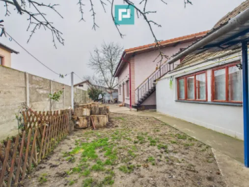 Două case pe un teren generos în Ghiroda