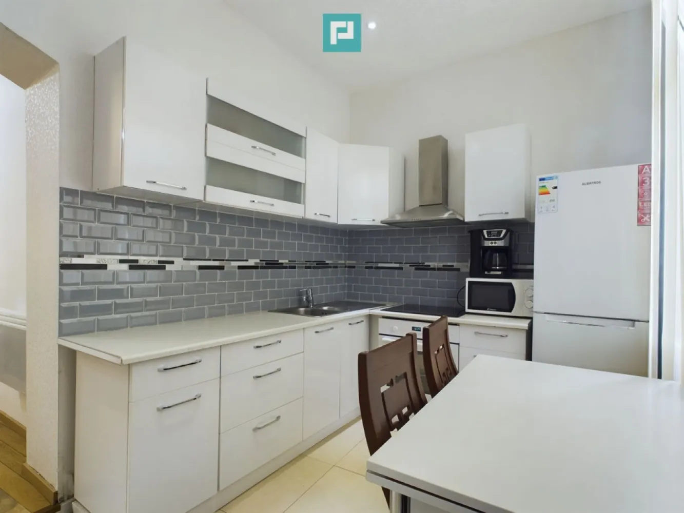 Casă cu 4 camere, renovată, în zona Gării de Nord - Oferim spre vânzare o casă cu 4 camere situată în zona Gării de Nord, la curte comună.

Casă este structurată tip P+M și este compartimentată astfel :
• Parter 
- Living
- Bucătărie 
- Dormitor / Birou
- Baie
- Hol
• Mansardă 
- 2 dormitoare
- baie

• Construcția este din cărămidă și a fost renovată complet, interior, exterior și acoperiș
• Se vinde mobilată și utilată parțial așa cum se observă în poze
• Racordată la toate utilitățile, mai puțin gaz (se poate racorda fără probleme)
• Încălzirea actuală se realizează cu calorifere electrice.
• Curtea este comună dar casa este prima locuință la intrarea în curte !

Contactează-mă pentru mai multe detalii și programarea unei vizionări !

• Marian Dobre - Consultant Imobiliar PropertyLab Timișoara
• Telefon: 0773 700 389

E-mail : marian.dobre@propertylab.ro
Cod Proprietate : 2334683