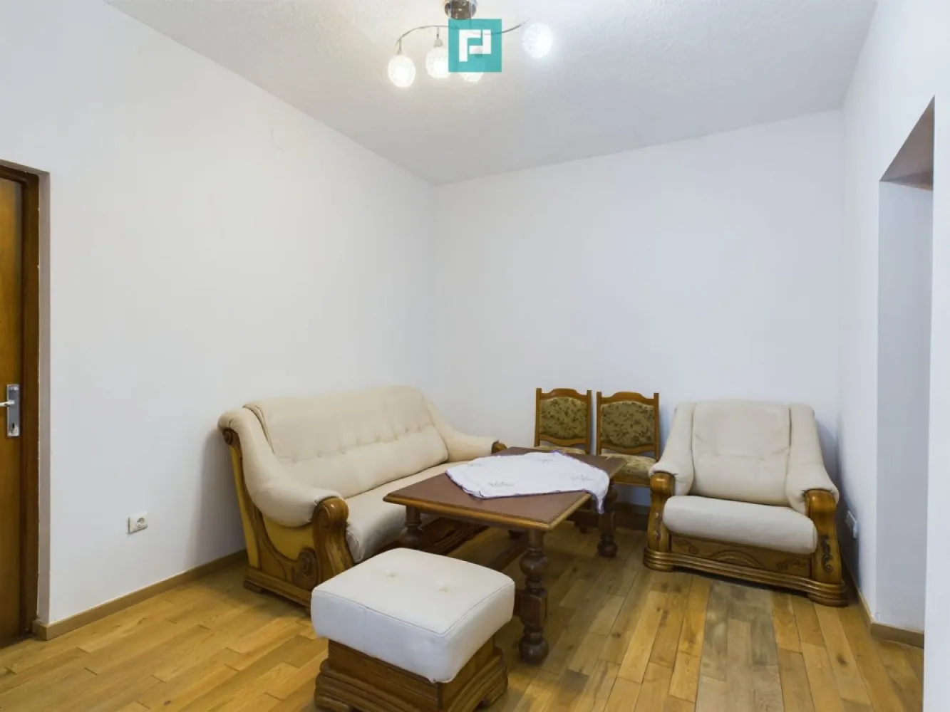 Casă cu 4 camere, renovată, în zona Gării de Nord - Oferim spre vânzare o casă cu 4 camere situată în zona Gării de Nord, la curte comună.

Casă este structurată tip P+M și este compartimentată astfel :
• Parter 
- Living
- Bucătărie 
- Dormitor / Birou
- Baie
- Hol
• Mansardă 
- 2 dormitoare
- baie

• Construcția este din cărămidă și a fost renovată complet, interior, exterior și acoperiș
• Se vinde mobilată și utilată parțial așa cum se observă în poze
• Racordată la toate utilitățile, mai puțin gaz (se poate racorda fără probleme)
• Încălzirea actuală se realizează cu calorifere electrice.
• Curtea este comună dar casa este prima locuință la intrarea în curte !

Contactează-mă pentru mai multe detalii și programarea unei vizionări !

• Marian Dobre - Consultant Imobiliar PropertyLab Timișoara
• Telefon: 0773 700 389

E-mail : marian.dobre@propertylab.ro
Cod Proprietate : 2334683