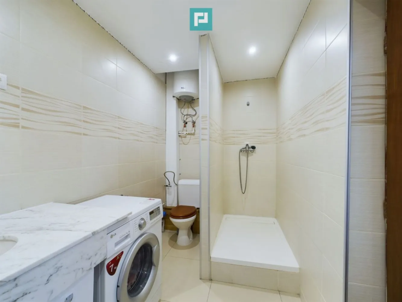 Casă cu 4 camere, renovată, în zona Gării de Nord - Oferim spre vânzare o casă cu 4 camere situată în zona Gării de Nord, la curte comună.

Casă este structurată tip P+M și este compartimentată astfel :
• Parter 
- Living
- Bucătărie 
- Dormitor / Birou
- Baie
- Hol
• Mansardă 
- 2 dormitoare
- baie

• Construcția este din cărămidă și a fost renovată complet, interior, exterior și acoperiș
• Se vinde mobilată și utilată parțial așa cum se observă în poze
• Racordată la toate utilitățile, mai puțin gaz (se poate racorda fără probleme)
• Încălzirea actuală se realizează cu calorifere electrice.
• Curtea este comună dar casa este prima locuință la intrarea în curte !

Contactează-mă pentru mai multe detalii și programarea unei vizionări !

• Marian Dobre - Consultant Imobiliar PropertyLab Timișoara
• Telefon: 0773 700 389

E-mail : marian.dobre@propertylab.ro
Cod Proprietate : 2334683