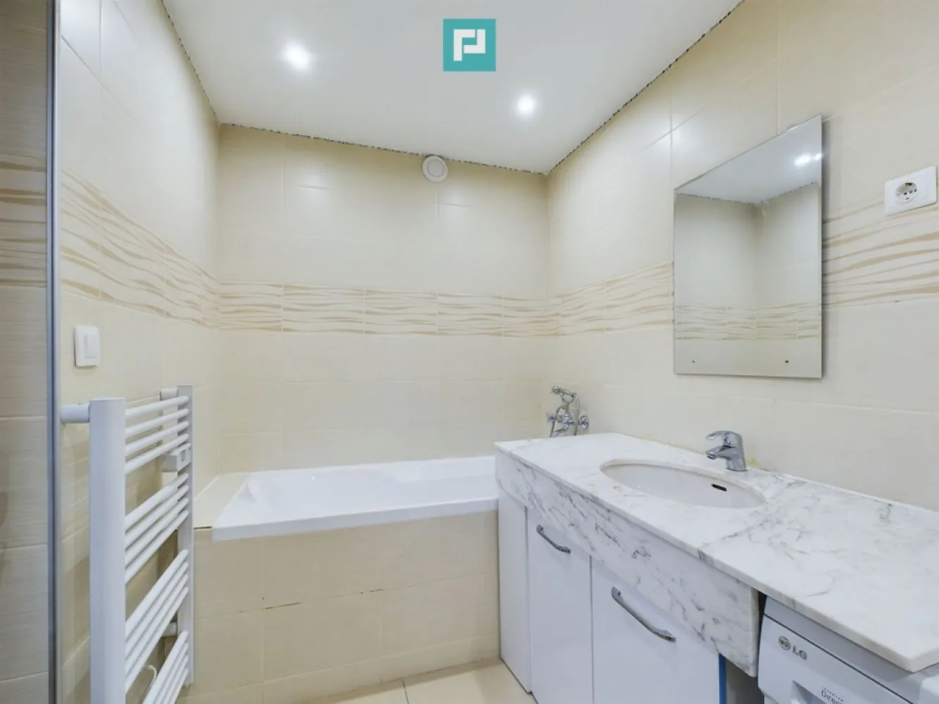 Casă cu 4 camere, renovată, în zona Gării de Nord - Oferim spre vânzare o casă cu 4 camere situată în zona Gării de Nord, la curte comună.

Casă este structurată tip P+M și este compartimentată astfel :
• Parter 
- Living
- Bucătărie 
- Dormitor / Birou
- Baie
- Hol
• Mansardă 
- 2 dormitoare
- baie

• Construcția este din cărămidă și a fost renovată complet, interior, exterior și acoperiș
• Se vinde mobilată și utilată parțial așa cum se observă în poze
• Racordată la toate utilitățile, mai puțin gaz (se poate racorda fără probleme)
• Încălzirea actuală se realizează cu calorifere electrice.
• Curtea este comună dar casa este prima locuință la intrarea în curte !

Contactează-mă pentru mai multe detalii și programarea unei vizionări !

• Marian Dobre - Consultant Imobiliar PropertyLab Timișoara
• Telefon: 0773 700 389

E-mail : marian.dobre@propertylab.ro
Cod Proprietate : 2334683
