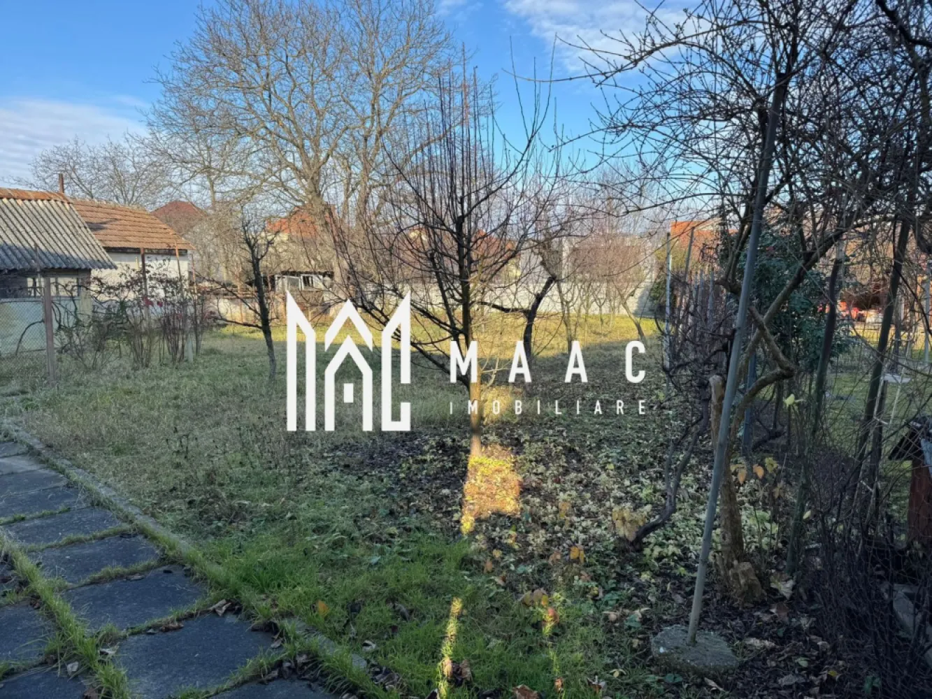 Casa individuala | Teren 900 MP | Sub Arini - MAAC Imobiliare vă prezintă o casa individuala situată într-una dintre cele mai exclusiviste zone ale Sibiului, în imediata apropiere a Parcului Sub Arini, la doar 150 m distanță.

Caracteristici:
Suprafață utilă: aproximativ 180 mp
Teren generos de 900 mp
Deschidere stradală de 19 ml
Acces auto pe lângă casă, cu posibilitatea de a ajunge în partea din spate a terenului
Pod disponibil pentru depozitare

Structura casei:
Imobilul este compus din două unități locative, dispuse astfel:
Parter: două camere, bucătărie și baie
Subsol: două camere, bucătărie și baie
Accesul se face atat din interior, cat si din exterior.

În forma actuală, proprietatea este nelocuibilă și necesită renovare completă.

Teren:
Terenul este poziționat preponderent în partea din spate a casei, oferind intimitate și multiple posibilități de amenajare

Pentru mai multe detalii precizati telefonic ca ati vazut anuntul cu ID: CP2856315