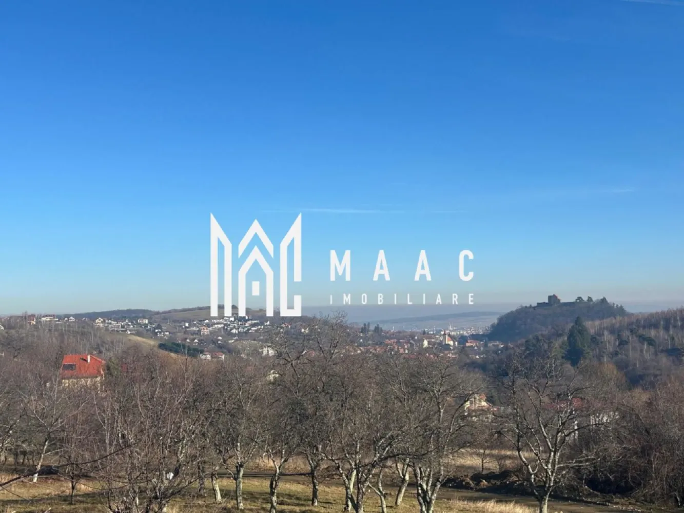 Teren intravilan 1.640 mp | Deschidere 17ml | Utilități | Cisnădioara - Maac Imobiliare prezintă spre vânzare un teren intravilan cu potențial excelent de dezvoltare, situat într-o zonă apreciată, cu priveliște deosebită asupra orașului și panoramă către munți.

Caracteristici teren:

Suprafață: 1.640 mp

Deschidere la drum: 17 metri liniari

Regim: intravilan

Utilități: apă, curent, canalizare – pe teren

Acces facil din drum public

Zonă cu case construite și infrastructură existentă

Include garaj

Destinații potrivite:

Pensiune turistică

Casă de vacanță

Construcție rezidențială

Amplasat în Cisnădioara, una dintre cele mai apreciate localități din județul Sibiu, terenul beneficiază de un cadru natural deosebit, recunoscut pentru liniștea, aerul curat și priveliștile spectaculoase către Munții Cindrel. Zona este renumită pentru Cetatea Cisnădioara, trasee turistice, pensiuni și case de vacanță, fiind o destinație căutată atât pentru relaxare, cât și pentru investiții turistice. Poziționarea oferă panoramă asupra localității și a împrejurimilor, într-un cartier aerisit, cu construcții noi și acces facil către Sibiu.

Pentru mai multe detalii precizati telefonic ca ati vazut anuntul cu ID: CP2856314