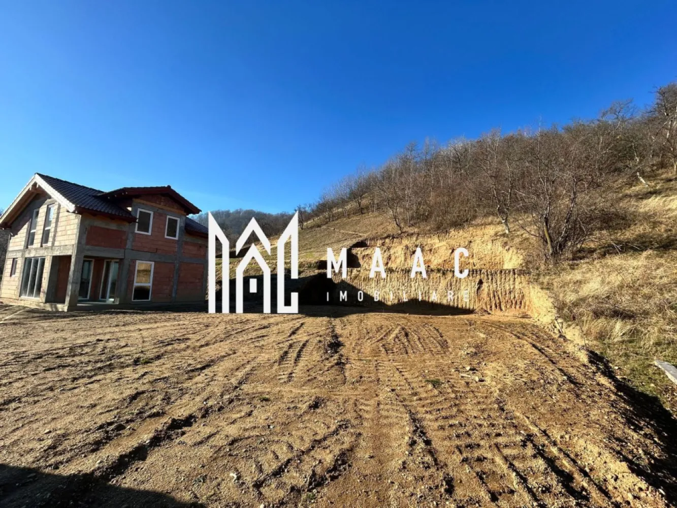 Teren intravilan 1.640 mp | Deschidere 17ml | Utilități | Cisnădioara - Maac Imobiliare prezintă spre vânzare un teren intravilan cu potențial excelent de dezvoltare, situat într-o zonă apreciată, cu priveliște deosebită asupra orașului și panoramă către munți.

Caracteristici teren:

Suprafață: 1.640 mp

Deschidere la drum: 17 metri liniari

Regim: intravilan

Utilități: apă, curent, canalizare – pe teren

Acces facil din drum public

Zonă cu case construite și infrastructură existentă

Include garaj

Destinații potrivite:

Pensiune turistică

Casă de vacanță

Construcție rezidențială

Amplasat în Cisnădioara, una dintre cele mai apreciate localități din județul Sibiu, terenul beneficiază de un cadru natural deosebit, recunoscut pentru liniștea, aerul curat și priveliștile spectaculoase către Munții Cindrel. Zona este renumită pentru Cetatea Cisnădioara, trasee turistice, pensiuni și case de vacanță, fiind o destinație căutată atât pentru relaxare, cât și pentru investiții turistice. Poziționarea oferă panoramă asupra localității și a împrejurimilor, într-un cartier aerisit, cu construcții noi și acces facil către Sibiu.

Pentru mai multe detalii precizati telefonic ca ati vazut anuntul cu ID: CP2856314