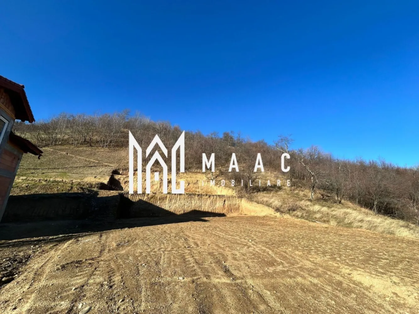 Teren intravilan 1.640 mp | Deschidere 17ml | Utilități | Cisnădioara - Maac Imobiliare prezintă spre vânzare un teren intravilan cu potențial excelent de dezvoltare, situat într-o zonă apreciată, cu priveliște deosebită asupra orașului și panoramă către munți.

Caracteristici teren:

Suprafață: 1.640 mp

Deschidere la drum: 17 metri liniari

Regim: intravilan

Utilități: apă, curent, canalizare – pe teren

Acces facil din drum public

Zonă cu case construite și infrastructură existentă

Include garaj

Destinații potrivite:

Pensiune turistică

Casă de vacanță

Construcție rezidențială

Amplasat în Cisnădioara, una dintre cele mai apreciate localități din județul Sibiu, terenul beneficiază de un cadru natural deosebit, recunoscut pentru liniștea, aerul curat și priveliștile spectaculoase către Munții Cindrel. Zona este renumită pentru Cetatea Cisnădioara, trasee turistice, pensiuni și case de vacanță, fiind o destinație căutată atât pentru relaxare, cât și pentru investiții turistice. Poziționarea oferă panoramă asupra localității și a împrejurimilor, într-un cartier aerisit, cu construcții noi și acces facil către Sibiu.

Pentru mai multe detalii precizati telefonic ca ati vazut anuntul cu ID: CP2856314