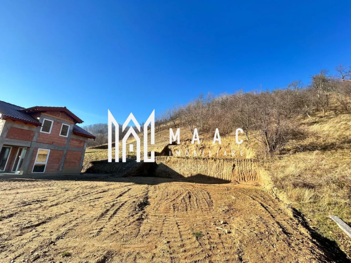 Teren intravilan 1.640 mp | Deschidere 17ml | Utilități | Cisnădioara - Maac Imobiliare prezintă spre vânzare un teren intravilan cu potențial excelent de dezvoltare, situat într-o zonă apreciată, cu priveliște deosebită asupra orașului și panoramă către munți.

Caracteristici teren:

Suprafață: 1.640 mp

Deschidere la drum: 17 metri liniari

Regim: intravilan

Utilități: apă, curent, canalizare – pe teren

Acces facil din drum public

Zonă cu case construite și infrastructură existentă

Include garaj

Destinații potrivite:

Pensiune turistică

Casă de vacanță

Construcție rezidențială

Amplasat în Cisnădioara, una dintre cele mai apreciate localități din județul Sibiu, terenul beneficiază de un cadru natural deosebit, recunoscut pentru liniștea, aerul curat și priveliștile spectaculoase către Munții Cindrel. Zona este renumită pentru Cetatea Cisnădioara, trasee turistice, pensiuni și case de vacanță, fiind o destinație căutată atât pentru relaxare, cât și pentru investiții turistice. Poziționarea oferă panoramă asupra localității și a împrejurimilor, într-un cartier aerisit, cu construcții noi și acces facil către Sibiu.

Pentru mai multe detalii precizati telefonic ca ati vazut anuntul cu ID: CP2856314