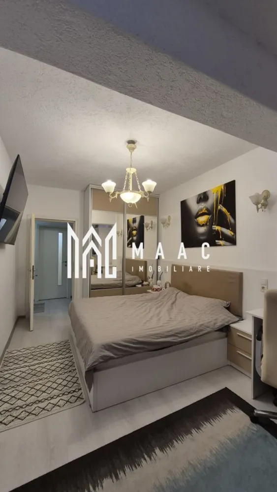 Apartament 3 camere I 68 MPU I Selimbar-Doamna Stanca - MAAC Imobiliare va propune spre vanzare un apartament un apartament modern cu 3 camere, situat pe strada Doamna Stanca, în zona Dedeman – una dintre cele mai căutate zone din Șelimbăr, cu acces facil către Sibiu, centre comerciale, mijloace de transport și puncte de interes.
Locuința are o suprafață utilă de 68 mp și este amplasată la etajul 7 din 11 al unui bloc modern, prevăzut cu lift și parcare privată securizată cu barieră. Apartamentul este decomandat, eficient compartimentat, dispune de două dormitoare spațioase și se vinde complet mobilat și utilat, fiind gata pentru mutare imediată.

Compartimentare:

Living luminos cu bucătărie open space, complet echipată cu electrocasnice de calitate: mașină de spălat vase, hotă, plită și cuptor electric
Două dormitoare spațioase, amenajate modern
Două băi: baie principală cu cadă + baie de serviciu complet utilată
Hol generos, cu spații de depozitare
Debara dotată cu mașină de spălat rufe și uscător
Balcon pe toată suprafața apartamentului – ideal pentru relaxare sau depozitare

Avantaje:
Bloc modern, cu lift
Etaj intermediar, priveliște plăcută
Parcare privată cu acces securizat
Se vinde mobilat și utilat complet
Zonă în plină dezvoltare, aproape de magazine și facilități

Avantaje ale zonei:
În imediata apropiere se regăsesc multiple obiective de interes public, precum Shopping City, Dedeman, Mega Image, Kaufland, farmacii, magazine, precum și alte servicii esențiale pentru un stil de viață confortabil.
Pentru mai multe detalii si programarea unei vizionari va rugam sa specificati ID: CP2911555.