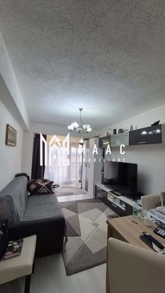 Apartament 3 camere I 68 MPU I Selimbar-Doamna Stanca - MAAC Imobiliare va propune spre vanzare un apartament un apartament modern cu 3 camere, situat pe strada Doamna Stanca, în zona Dedeman – una dintre cele mai căutate zone din Șelimbăr, cu acces facil către Sibiu, centre comerciale, mijloace de transport și puncte de interes.
Locuința are o suprafață utilă de 68 mp și este amplasată la etajul 7 din 11 al unui bloc modern, prevăzut cu lift și parcare privată securizată cu barieră. Apartamentul este decomandat, eficient compartimentat, dispune de două dormitoare spațioase și se vinde complet mobilat și utilat, fiind gata pentru mutare imediată.

Compartimentare:

Living luminos cu bucătărie open space, complet echipată cu electrocasnice de calitate: mașină de spălat vase, hotă, plită și cuptor electric
Două dormitoare spațioase, amenajate modern
Două băi: baie principală cu cadă + baie de serviciu complet utilată
Hol generos, cu spații de depozitare
Debara dotată cu mașină de spălat rufe și uscător
Balcon pe toată suprafața apartamentului – ideal pentru relaxare sau depozitare

Avantaje:
Bloc modern, cu lift
Etaj intermediar, priveliște plăcută
Parcare privată cu acces securizat
Se vinde mobilat și utilat complet
Zonă în plină dezvoltare, aproape de magazine și facilități

Avantaje ale zonei:
În imediata apropiere se regăsesc multiple obiective de interes public, precum Shopping City, Dedeman, Mega Image, Kaufland, farmacii, magazine, precum și alte servicii esențiale pentru un stil de viață confortabil.
Pentru mai multe detalii si programarea unei vizionari va rugam sa specificati ID: CP2911555.