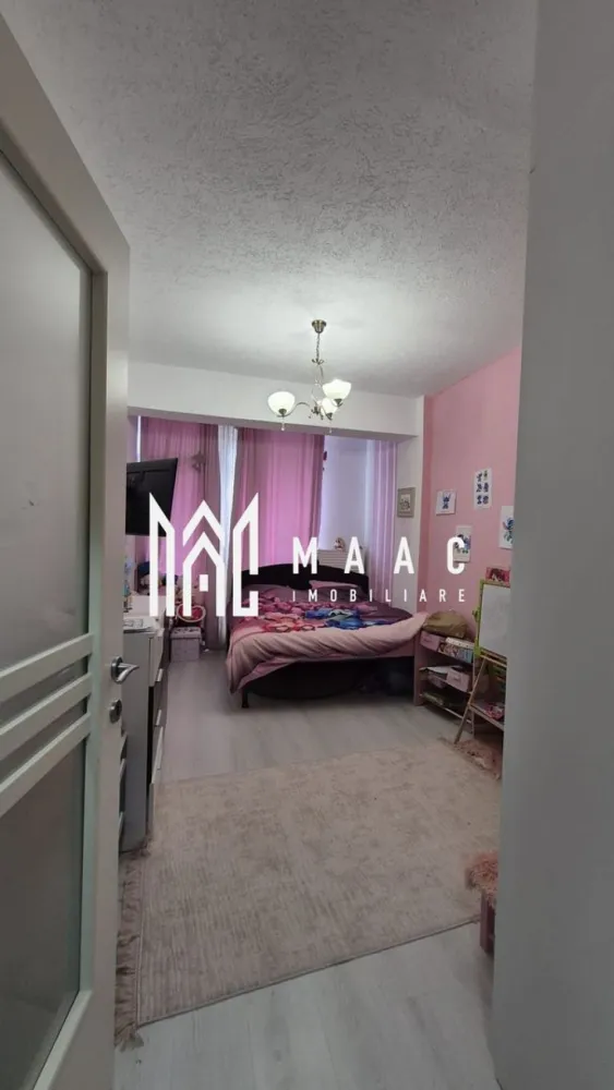 Apartament 3 camere I 68 MPU I Selimbar-Doamna Stanca - MAAC Imobiliare va propune spre vanzare un apartament un apartament modern cu 3 camere, situat pe strada Doamna Stanca, în zona Dedeman – una dintre cele mai căutate zone din Șelimbăr, cu acces facil către Sibiu, centre comerciale, mijloace de transport și puncte de interes.
Locuința are o suprafață utilă de 68 mp și este amplasată la etajul 7 din 11 al unui bloc modern, prevăzut cu lift și parcare privată securizată cu barieră. Apartamentul este decomandat, eficient compartimentat, dispune de două dormitoare spațioase și se vinde complet mobilat și utilat, fiind gata pentru mutare imediată.

Compartimentare:

Living luminos cu bucătărie open space, complet echipată cu electrocasnice de calitate: mașină de spălat vase, hotă, plită și cuptor electric
Două dormitoare spațioase, amenajate modern
Două băi: baie principală cu cadă + baie de serviciu complet utilată
Hol generos, cu spații de depozitare
Debara dotată cu mașină de spălat rufe și uscător
Balcon pe toată suprafața apartamentului – ideal pentru relaxare sau depozitare

Avantaje:
Bloc modern, cu lift
Etaj intermediar, priveliște plăcută
Parcare privată cu acces securizat
Se vinde mobilat și utilat complet
Zonă în plină dezvoltare, aproape de magazine și facilități

Avantaje ale zonei:
În imediata apropiere se regăsesc multiple obiective de interes public, precum Shopping City, Dedeman, Mega Image, Kaufland, farmacii, magazine, precum și alte servicii esențiale pentru un stil de viață confortabil.
Pentru mai multe detalii si programarea unei vizionari va rugam sa specificati ID: CP2911555.