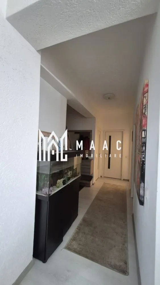 Apartament 3 camere I 68 MPU I Selimbar-Doamna Stanca - MAAC Imobiliare va propune spre vanzare un apartament un apartament modern cu 3 camere, situat pe strada Doamna Stanca, în zona Dedeman – una dintre cele mai căutate zone din Șelimbăr, cu acces facil către Sibiu, centre comerciale, mijloace de transport și puncte de interes.
Locuința are o suprafață utilă de 68 mp și este amplasată la etajul 7 din 11 al unui bloc modern, prevăzut cu lift și parcare privată securizată cu barieră. Apartamentul este decomandat, eficient compartimentat, dispune de două dormitoare spațioase și se vinde complet mobilat și utilat, fiind gata pentru mutare imediată.

Compartimentare:

Living luminos cu bucătărie open space, complet echipată cu electrocasnice de calitate: mașină de spălat vase, hotă, plită și cuptor electric
Două dormitoare spațioase, amenajate modern
Două băi: baie principală cu cadă + baie de serviciu complet utilată
Hol generos, cu spații de depozitare
Debara dotată cu mașină de spălat rufe și uscător
Balcon pe toată suprafața apartamentului – ideal pentru relaxare sau depozitare

Avantaje:
Bloc modern, cu lift
Etaj intermediar, priveliște plăcută
Parcare privată cu acces securizat
Se vinde mobilat și utilat complet
Zonă în plină dezvoltare, aproape de magazine și facilități

Avantaje ale zonei:
În imediata apropiere se regăsesc multiple obiective de interes public, precum Shopping City, Dedeman, Mega Image, Kaufland, farmacii, magazine, precum și alte servicii esențiale pentru un stil de viață confortabil.
Pentru mai multe detalii si programarea unei vizionari va rugam sa specificati ID: CP2911555.
