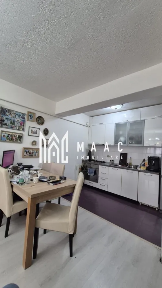 Apartament 3 camere I 68 MPU I Selimbar-Doamna Stanca - MAAC Imobiliare va propune spre vanzare un apartament un apartament modern cu 3 camere, situat pe strada Doamna Stanca, în zona Dedeman – una dintre cele mai căutate zone din Șelimbăr, cu acces facil către Sibiu, centre comerciale, mijloace de transport și puncte de interes.
Locuința are o suprafață utilă de 68 mp și este amplasată la etajul 7 din 11 al unui bloc modern, prevăzut cu lift și parcare privată securizată cu barieră. Apartamentul este decomandat, eficient compartimentat, dispune de două dormitoare spațioase și se vinde complet mobilat și utilat, fiind gata pentru mutare imediată.

Compartimentare:

Living luminos cu bucătărie open space, complet echipată cu electrocasnice de calitate: mașină de spălat vase, hotă, plită și cuptor electric
Două dormitoare spațioase, amenajate modern
Două băi: baie principală cu cadă + baie de serviciu complet utilată
Hol generos, cu spații de depozitare
Debara dotată cu mașină de spălat rufe și uscător
Balcon pe toată suprafața apartamentului – ideal pentru relaxare sau depozitare

Avantaje:
Bloc modern, cu lift
Etaj intermediar, priveliște plăcută
Parcare privată cu acces securizat
Se vinde mobilat și utilat complet
Zonă în plină dezvoltare, aproape de magazine și facilități

Avantaje ale zonei:
În imediata apropiere se regăsesc multiple obiective de interes public, precum Shopping City, Dedeman, Mega Image, Kaufland, farmacii, magazine, precum și alte servicii esențiale pentru un stil de viață confortabil.
Pentru mai multe detalii si programarea unei vizionari va rugam sa specificati ID: CP2911555.