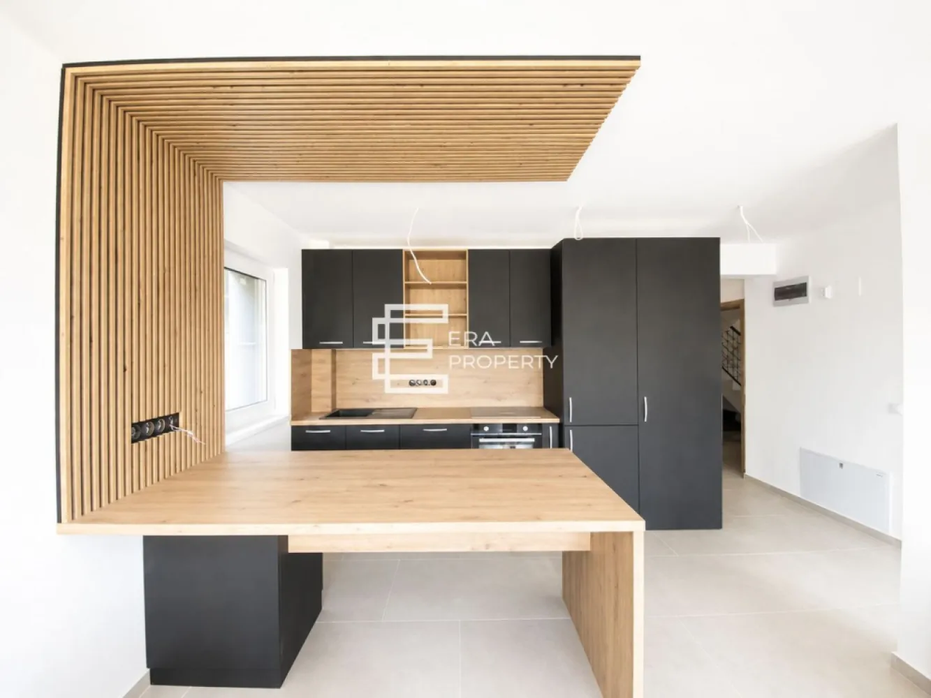Apartament 3 camere | Gradina 50 mp| Bloc tip vilă | Cristian | Comision 0% - Apartament 3 camere | Gradina 50 mp| Bloc tip vilă | Cristian | Comision 0%

Trăiește acolo unde alții visează să evadeze!

 ***COMISION 0***
𝐂𝐨𝐧𝐟𝐨𝐫𝐭, 𝐥𝐮𝐦𝐢𝐧𝐚 𝐧𝐚𝐭𝐮𝐫𝐚𝐥𝐚 𝐬𝐢 𝐥𝐢𝐧𝐢𝐬𝐭𝐞, 𝐢𝐧𝐭𝐫-𝐮𝐧 𝐚𝐧𝐬𝐚𝐦𝐛𝐥𝐮 𝐫𝐞𝐳𝐢𝐝𝐞𝐧𝐭𝐢𝐚𝐥 𝐚𝐦𝐩𝐥𝐚𝐬𝐚𝐭 𝐢𝐧𝐭𝐫𝐞 𝐛𝐫𝐚𝐳𝐢 𝐦𝐚𝐭𝐮𝐫𝐢, 𝐥𝐚 𝐝𝐨𝐚𝐫 𝐜𝐚𝐭𝐞𝐯𝐚 𝐦𝐢𝐧𝐮𝐭𝐞 𝐝𝐞 𝐒𝐢𝐛𝐢𝐮.

Vă propunem spre vânzare un apartament cu 3 camere, situat la parterul unui imobil tip vilă (P+2+M), cu doar 2 apartamente pe palier, amplasat într-o zonă liniștită din Cristian, cu acces rapid către Sibiu prin Centura Sud, Centura Nord și DN Sibiu–Cristian.

Suprafață utilă: 𝟔𝟏,𝟒 𝐦𝐩
Gradina proprie: 𝟓𝟎 𝐦𝐩

Compartimentare:
Hol de acces – 4,8 mp
Living cu bucătărie open-space – 24 mp
Dormitor matrimonial – 13,6 mp
Dormitor – 12 mp
Baie – 4,5 mp
Grup sanitar – 2,5 mp
Balcon – 6,8 mp

Orientarea sudică a zonei de zi asigură lumină naturală pe tot parcursul zilei, iar compartimentarea este gândită pentru un stil de viață confortabil și funcțional.

Dotări și finisaje
Încălzire în pardoseală
Pompă de căldură aer-apă
Tâmplărie Salamander cu 7 camere și geam tripan
Ușă metalică la intrare
Pereți finisați cu vopsea lavabilă albă
Instalație electrică și sanitară completă
Termoizolație exterioară cu polistiren grafitat de 20 cm
Izolație cu vată minerală de 20 cm la nivelul podului
Facilități ansamblu
Zonă verde amenajată
Loc de joacă pentru copii
1 loc de parcare inclus în preț
Posibilitate de achiziționare a unui loc de parcare suplimentar pentru 5.000 € + TVA

Apartamentul poate fi predat la alb sau la cheie, în funcție de preferințele cumpărătorului, fiind potrivit atât pentru locuință proprie, cât și pentru investiție.

***𝐅𝐨𝐭𝐨𝐠𝐫𝐚𝐟𝐢𝐢𝐥𝐞 𝐚𝐮 𝐜𝐚𝐫𝐚𝐜𝐭𝐞𝐫 𝐢𝐧𝐟𝐨𝐫𝐦𝐚𝐭𝐢𝐯 𝐬𝐢 𝐬𝐮𝐧𝐭 𝐫𝐞𝐚𝐥𝐢𝐳𝐚𝐭𝐞 𝐢𝐧𝐭𝐫-𝐮𝐧 𝐚𝐩𝐚𝐫𝐭𝐚𝐦𝐞𝐧𝐭 𝐬𝐢𝐦𝐢𝐥𝐚𝐫 𝐝𝐢𝐧 𝐚𝐜𝐞𝐥𝐚𝐬𝐢 𝐚𝐧𝐬𝐚𝐦𝐛𝐥𝐮 𝐫𝐞𝐳𝐢𝐝𝐞𝐧𝐭𝐢𝐚𝐥.

Prețuri
99.900 € + TVA 21% – predare la alb
109.900 € + TVA 21% – predare la cheie

𝐃𝐚𝐜𝐚 𝐢𝐭𝐢 𝐝𝐨𝐫𝐞𝐬̦𝐭𝐢 𝐥𝐢𝐧𝐢𝐬𝐭𝐞, 𝐢𝐧𝐭𝐢𝐦𝐢𝐭𝐚𝐭𝐞 𝐬𝐢 𝐜𝐨𝐧𝐟𝐨𝐫𝐭,𝐢𝐧𝐭𝐫-𝐨 𝐥𝐨𝐜𝐮𝐢𝐧𝐭𝐚 𝐢𝐧𝐜𝐨𝐧𝐣𝐮𝐫𝐚𝐭𝐚 𝐝𝐞 𝐧𝐚𝐭𝐮𝐫𝐚, 𝐚𝐜𝐞𝐬𝐭 𝐚𝐩𝐚𝐫𝐭𝐚𝐦𝐞𝐧𝐭 𝐦𝐞𝐫𝐢𝐭𝐚 𝐯𝐚𝐳𝐮𝐭. 𝐂𝐨𝐧𝐭𝐚𝐜𝐭𝐞𝐚𝐳𝐚-𝐧𝐞 𝐩𝐞𝐧𝐭𝐫𝐮 𝐦𝐚𝐢 𝐦𝐮𝐥𝐭𝐞 𝐢𝐧𝐟𝐨𝐫𝐦𝐚𝐭𝐢𝐢 𝐬𝐢 𝐩𝐫𝐨𝐠𝐫𝐚𝐦𝐞𝐚𝐳𝐚 𝐨 𝐯𝐢𝐳𝐢𝐨𝐧𝐚𝐫𝐞!