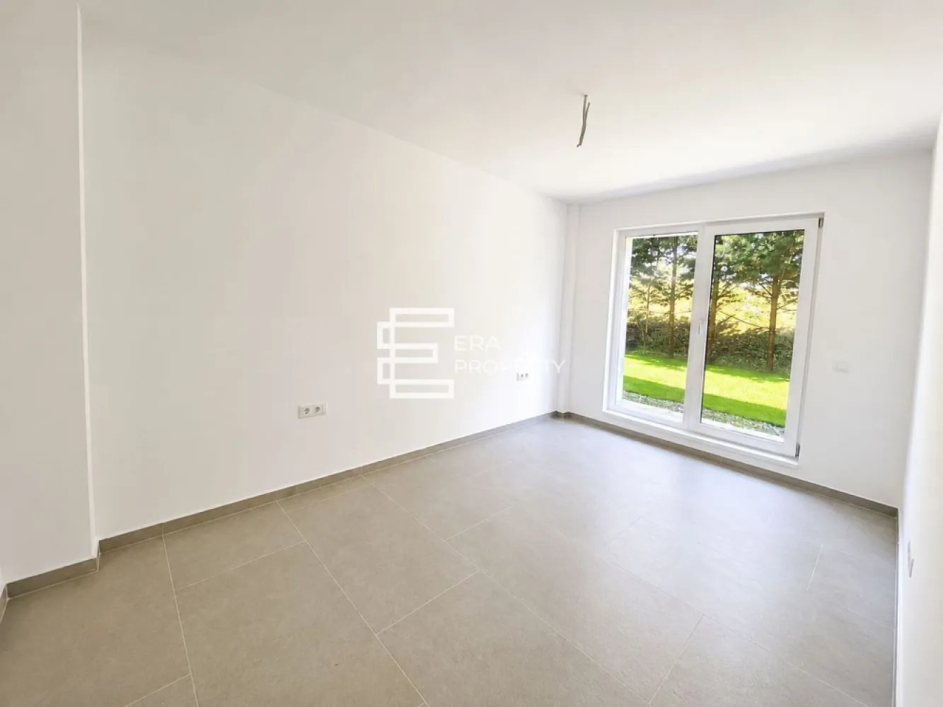 Apartament 3 camere | Gradina 50 mp| Bloc tip vilă | Cristian | Comision 0% - Apartament 3 camere | Gradina 50 mp| Bloc tip vilă | Cristian | Comision 0%

Trăiește acolo unde alții visează să evadeze!

 ***COMISION 0***
𝐂𝐨𝐧𝐟𝐨𝐫𝐭, 𝐥𝐮𝐦𝐢𝐧𝐚 𝐧𝐚𝐭𝐮𝐫𝐚𝐥𝐚 𝐬𝐢 𝐥𝐢𝐧𝐢𝐬𝐭𝐞, 𝐢𝐧𝐭𝐫-𝐮𝐧 𝐚𝐧𝐬𝐚𝐦𝐛𝐥𝐮 𝐫𝐞𝐳𝐢𝐝𝐞𝐧𝐭𝐢𝐚𝐥 𝐚𝐦𝐩𝐥𝐚𝐬𝐚𝐭 𝐢𝐧𝐭𝐫𝐞 𝐛𝐫𝐚𝐳𝐢 𝐦𝐚𝐭𝐮𝐫𝐢, 𝐥𝐚 𝐝𝐨𝐚𝐫 𝐜𝐚𝐭𝐞𝐯𝐚 𝐦𝐢𝐧𝐮𝐭𝐞 𝐝𝐞 𝐒𝐢𝐛𝐢𝐮.

Vă propunem spre vânzare un apartament cu 3 camere, situat la parterul unui imobil tip vilă (P+2+M), cu doar 2 apartamente pe palier, amplasat într-o zonă liniștită din Cristian, cu acces rapid către Sibiu prin Centura Sud, Centura Nord și DN Sibiu–Cristian.

Suprafață utilă: 𝟔𝟏,𝟒 𝐦𝐩
Gradina proprie: 𝟓𝟎 𝐦𝐩

Compartimentare:
Hol de acces – 4,8 mp
Living cu bucătărie open-space – 24 mp
Dormitor matrimonial – 13,6 mp
Dormitor – 12 mp
Baie – 4,5 mp
Grup sanitar – 2,5 mp
Balcon – 6,8 mp

Orientarea sudică a zonei de zi asigură lumină naturală pe tot parcursul zilei, iar compartimentarea este gândită pentru un stil de viață confortabil și funcțional.

Dotări și finisaje
Încălzire în pardoseală
Pompă de căldură aer-apă
Tâmplărie Salamander cu 7 camere și geam tripan
Ușă metalică la intrare
Pereți finisați cu vopsea lavabilă albă
Instalație electrică și sanitară completă
Termoizolație exterioară cu polistiren grafitat de 20 cm
Izolație cu vată minerală de 20 cm la nivelul podului
Facilități ansamblu
Zonă verde amenajată
Loc de joacă pentru copii
1 loc de parcare inclus în preț
Posibilitate de achiziționare a unui loc de parcare suplimentar pentru 5.000 € + TVA

Apartamentul poate fi predat la alb sau la cheie, în funcție de preferințele cumpărătorului, fiind potrivit atât pentru locuință proprie, cât și pentru investiție.

***𝐅𝐨𝐭𝐨𝐠𝐫𝐚𝐟𝐢𝐢𝐥𝐞 𝐚𝐮 𝐜𝐚𝐫𝐚𝐜𝐭𝐞𝐫 𝐢𝐧𝐟𝐨𝐫𝐦𝐚𝐭𝐢𝐯 𝐬𝐢 𝐬𝐮𝐧𝐭 𝐫𝐞𝐚𝐥𝐢𝐳𝐚𝐭𝐞 𝐢𝐧𝐭𝐫-𝐮𝐧 𝐚𝐩𝐚𝐫𝐭𝐚𝐦𝐞𝐧𝐭 𝐬𝐢𝐦𝐢𝐥𝐚𝐫 𝐝𝐢𝐧 𝐚𝐜𝐞𝐥𝐚𝐬𝐢 𝐚𝐧𝐬𝐚𝐦𝐛𝐥𝐮 𝐫𝐞𝐳𝐢𝐝𝐞𝐧𝐭𝐢𝐚𝐥.

Prețuri
99.900 € + TVA 21% – predare la alb
109.900 € + TVA 21% – predare la cheie

𝐃𝐚𝐜𝐚 𝐢𝐭𝐢 𝐝𝐨𝐫𝐞𝐬̦𝐭𝐢 𝐥𝐢𝐧𝐢𝐬𝐭𝐞, 𝐢𝐧𝐭𝐢𝐦𝐢𝐭𝐚𝐭𝐞 𝐬𝐢 𝐜𝐨𝐧𝐟𝐨𝐫𝐭,𝐢𝐧𝐭𝐫-𝐨 𝐥𝐨𝐜𝐮𝐢𝐧𝐭𝐚 𝐢𝐧𝐜𝐨𝐧𝐣𝐮𝐫𝐚𝐭𝐚 𝐝𝐞 𝐧𝐚𝐭𝐮𝐫𝐚, 𝐚𝐜𝐞𝐬𝐭 𝐚𝐩𝐚𝐫𝐭𝐚𝐦𝐞𝐧𝐭 𝐦𝐞𝐫𝐢𝐭𝐚 𝐯𝐚𝐳𝐮𝐭. 𝐂𝐨𝐧𝐭𝐚𝐜𝐭𝐞𝐚𝐳𝐚-𝐧𝐞 𝐩𝐞𝐧𝐭𝐫𝐮 𝐦𝐚𝐢 𝐦𝐮𝐥𝐭𝐞 𝐢𝐧𝐟𝐨𝐫𝐦𝐚𝐭𝐢𝐢 𝐬𝐢 𝐩𝐫𝐨𝐠𝐫𝐚𝐦𝐞𝐚𝐳𝐚 𝐨 𝐯𝐢𝐳𝐢𝐨𝐧𝐚𝐫𝐞!