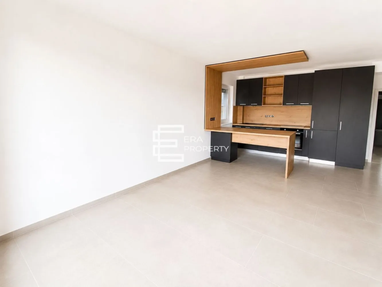 Apartament 3 camere | Gradina 50 mp| Bloc tip vilă | Cristian | Comision 0% - Apartament 3 camere | Gradina 50 mp| Bloc tip vilă | Cristian | Comision 0%

Trăiește acolo unde alții visează să evadeze!

 ***COMISION 0***
𝐂𝐨𝐧𝐟𝐨𝐫𝐭, 𝐥𝐮𝐦𝐢𝐧𝐚 𝐧𝐚𝐭𝐮𝐫𝐚𝐥𝐚 𝐬𝐢 𝐥𝐢𝐧𝐢𝐬𝐭𝐞, 𝐢𝐧𝐭𝐫-𝐮𝐧 𝐚𝐧𝐬𝐚𝐦𝐛𝐥𝐮 𝐫𝐞𝐳𝐢𝐝𝐞𝐧𝐭𝐢𝐚𝐥 𝐚𝐦𝐩𝐥𝐚𝐬𝐚𝐭 𝐢𝐧𝐭𝐫𝐞 𝐛𝐫𝐚𝐳𝐢 𝐦𝐚𝐭𝐮𝐫𝐢, 𝐥𝐚 𝐝𝐨𝐚𝐫 𝐜𝐚𝐭𝐞𝐯𝐚 𝐦𝐢𝐧𝐮𝐭𝐞 𝐝𝐞 𝐒𝐢𝐛𝐢𝐮.

Vă propunem spre vânzare un apartament cu 3 camere, situat la parterul unui imobil tip vilă (P+2+M), cu doar 2 apartamente pe palier, amplasat într-o zonă liniștită din Cristian, cu acces rapid către Sibiu prin Centura Sud, Centura Nord și DN Sibiu–Cristian.

Suprafață utilă: 𝟔𝟏,𝟒 𝐦𝐩
Gradina proprie: 𝟓𝟎 𝐦𝐩

Compartimentare:
Hol de acces – 4,8 mp
Living cu bucătărie open-space – 24 mp
Dormitor matrimonial – 13,6 mp
Dormitor – 12 mp
Baie – 4,5 mp
Grup sanitar – 2,5 mp
Balcon – 6,8 mp

Orientarea sudică a zonei de zi asigură lumină naturală pe tot parcursul zilei, iar compartimentarea este gândită pentru un stil de viață confortabil și funcțional.

Dotări și finisaje
Încălzire în pardoseală
Pompă de căldură aer-apă
Tâmplărie Salamander cu 7 camere și geam tripan
Ușă metalică la intrare
Pereți finisați cu vopsea lavabilă albă
Instalație electrică și sanitară completă
Termoizolație exterioară cu polistiren grafitat de 20 cm
Izolație cu vată minerală de 20 cm la nivelul podului
Facilități ansamblu
Zonă verde amenajată
Loc de joacă pentru copii
1 loc de parcare inclus în preț
Posibilitate de achiziționare a unui loc de parcare suplimentar pentru 5.000 € + TVA

Apartamentul poate fi predat la alb sau la cheie, în funcție de preferințele cumpărătorului, fiind potrivit atât pentru locuință proprie, cât și pentru investiție.

***𝐅𝐨𝐭𝐨𝐠𝐫𝐚𝐟𝐢𝐢𝐥𝐞 𝐚𝐮 𝐜𝐚𝐫𝐚𝐜𝐭𝐞𝐫 𝐢𝐧𝐟𝐨𝐫𝐦𝐚𝐭𝐢𝐯 𝐬𝐢 𝐬𝐮𝐧𝐭 𝐫𝐞𝐚𝐥𝐢𝐳𝐚𝐭𝐞 𝐢𝐧𝐭𝐫-𝐮𝐧 𝐚𝐩𝐚𝐫𝐭𝐚𝐦𝐞𝐧𝐭 𝐬𝐢𝐦𝐢𝐥𝐚𝐫 𝐝𝐢𝐧 𝐚𝐜𝐞𝐥𝐚𝐬𝐢 𝐚𝐧𝐬𝐚𝐦𝐛𝐥𝐮 𝐫𝐞𝐳𝐢𝐝𝐞𝐧𝐭𝐢𝐚𝐥.

Prețuri
99.900 € + TVA 21% – predare la alb
109.900 € + TVA 21% – predare la cheie

𝐃𝐚𝐜𝐚 𝐢𝐭𝐢 𝐝𝐨𝐫𝐞𝐬̦𝐭𝐢 𝐥𝐢𝐧𝐢𝐬𝐭𝐞, 𝐢𝐧𝐭𝐢𝐦𝐢𝐭𝐚𝐭𝐞 𝐬𝐢 𝐜𝐨𝐧𝐟𝐨𝐫𝐭,𝐢𝐧𝐭𝐫-𝐨 𝐥𝐨𝐜𝐮𝐢𝐧𝐭𝐚 𝐢𝐧𝐜𝐨𝐧𝐣𝐮𝐫𝐚𝐭𝐚 𝐝𝐞 𝐧𝐚𝐭𝐮𝐫𝐚, 𝐚𝐜𝐞𝐬𝐭 𝐚𝐩𝐚𝐫𝐭𝐚𝐦𝐞𝐧𝐭 𝐦𝐞𝐫𝐢𝐭𝐚 𝐯𝐚𝐳𝐮𝐭. 𝐂𝐨𝐧𝐭𝐚𝐜𝐭𝐞𝐚𝐳𝐚-𝐧𝐞 𝐩𝐞𝐧𝐭𝐫𝐮 𝐦𝐚𝐢 𝐦𝐮𝐥𝐭𝐞 𝐢𝐧𝐟𝐨𝐫𝐦𝐚𝐭𝐢𝐢 𝐬𝐢 𝐩𝐫𝐨𝐠𝐫𝐚𝐦𝐞𝐚𝐳𝐚 𝐨 𝐯𝐢𝐳𝐢𝐨𝐧𝐚𝐫𝐞!