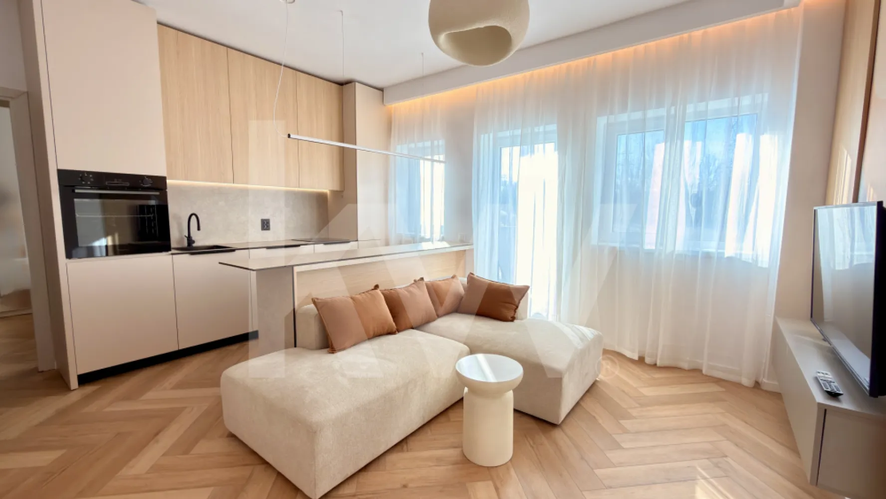 Apartament modern cu design deosebit | Luminos | Complet utilat - Există proprietăți care oferă doar metri pătrați.

Și există proprietăți care oferă stare, lumină și confort, într-un spațiu gândit pentru stilul de viață modern.

Acest apartament deosebit impresionează prin designul contemporan, compartimentarea inteligentă și atenția acordată fiecărui detaliu. Cu o suprafață utilă de aproximativ 50 mp, locuința este alegerea ideală atât pentru locuit, cât și pentru investiție.

Lumina naturală abundentă, finisajele premium și combinația armonioasă dintre lemn, texturi naturale și iluminatul ambiental creează o atmosferă caldă și primitoare încă de la primul pas.

Zona de zi este organizată într-un concept open-space elegant, unde bucătăria modernă se îmbină perfect cu livingul, oferind un spațiu generos pentru relaxare și socializare. Insula centrală devine punctul de atracție al întregii locuințe.

Dormitorul oferă intimitate și confort, fiind amenajat în tonuri calde și beneficiind de lumină naturală pe tot parcursul zilei.

Baia se remarcă prin designul modern, finisajele de calitate și zona de duș walk-in, care oferă un plus de eleganță și funcționalitate.

Un avantaj important al proprietății este camera suplimentară, care poate fi amenajată ca birou, dressing, cameră pentru copil sau spațiu destinat oaspeților, în funcție de nevoile viitorului proprietar.

Dotări și beneficii:
• încălzire în pardoseală
• centrală proprie
• electrocasnice încorporate
• mașină de spălat vase
• mașină de spălat rufe cu uscător
• Smart TV
• loc de parcare în curtea interioară cu acces securizat prin barieră

Apartamentul este situat într-un bloc nou, pe strada Ogorului, într-o zonă liniștită din Sibiu, cu acces rapid către centrul orașului, zona industrială și principalele puncte de interes.

O proprietate modernă, complet pregătită pentru mutare, ideală pentru cei care își doresc confort, calitate și un stil de viață echilibrat.

Pentru mai multe informații sau programarea unei vizionări, vă stăm cu drag la dispoziție.