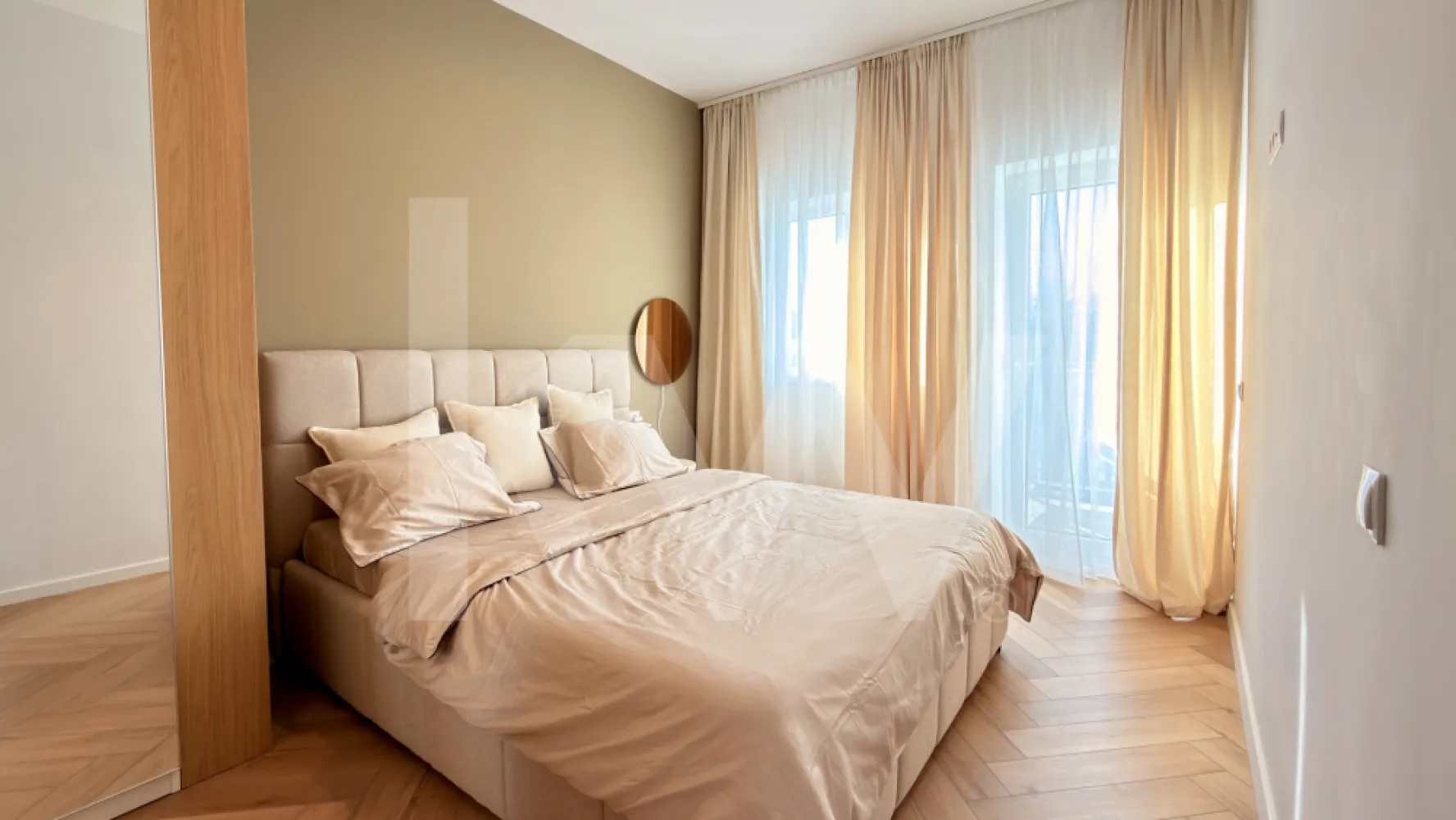Apartament modern cu design deosebit | Luminos | Complet utilat - Există proprietăți care oferă doar metri pătrați.

Și există proprietăți care oferă stare, lumină și confort, într-un spațiu gândit pentru stilul de viață modern.

Acest apartament deosebit impresionează prin designul contemporan, compartimentarea inteligentă și atenția acordată fiecărui detaliu. Cu o suprafață utilă de aproximativ 50 mp, locuința este alegerea ideală atât pentru locuit, cât și pentru investiție.

Lumina naturală abundentă, finisajele premium și combinația armonioasă dintre lemn, texturi naturale și iluminatul ambiental creează o atmosferă caldă și primitoare încă de la primul pas.

Zona de zi este organizată într-un concept open-space elegant, unde bucătăria modernă se îmbină perfect cu livingul, oferind un spațiu generos pentru relaxare și socializare. Insula centrală devine punctul de atracție al întregii locuințe.

Dormitorul oferă intimitate și confort, fiind amenajat în tonuri calde și beneficiind de lumină naturală pe tot parcursul zilei.

Baia se remarcă prin designul modern, finisajele de calitate și zona de duș walk-in, care oferă un plus de eleganță și funcționalitate.

Un avantaj important al proprietății este camera suplimentară, care poate fi amenajată ca birou, dressing, cameră pentru copil sau spațiu destinat oaspeților, în funcție de nevoile viitorului proprietar.

Dotări și beneficii:
• încălzire în pardoseală
• centrală proprie
• electrocasnice încorporate
• mașină de spălat vase
• mașină de spălat rufe cu uscător
• Smart TV
• loc de parcare în curtea interioară cu acces securizat prin barieră

Apartamentul este situat într-un bloc nou, pe strada Ogorului, într-o zonă liniștită din Sibiu, cu acces rapid către centrul orașului, zona industrială și principalele puncte de interes.

O proprietate modernă, complet pregătită pentru mutare, ideală pentru cei care își doresc confort, calitate și un stil de viață echilibrat.

Pentru mai multe informații sau programarea unei vizionări, vă stăm cu drag la dispoziție.