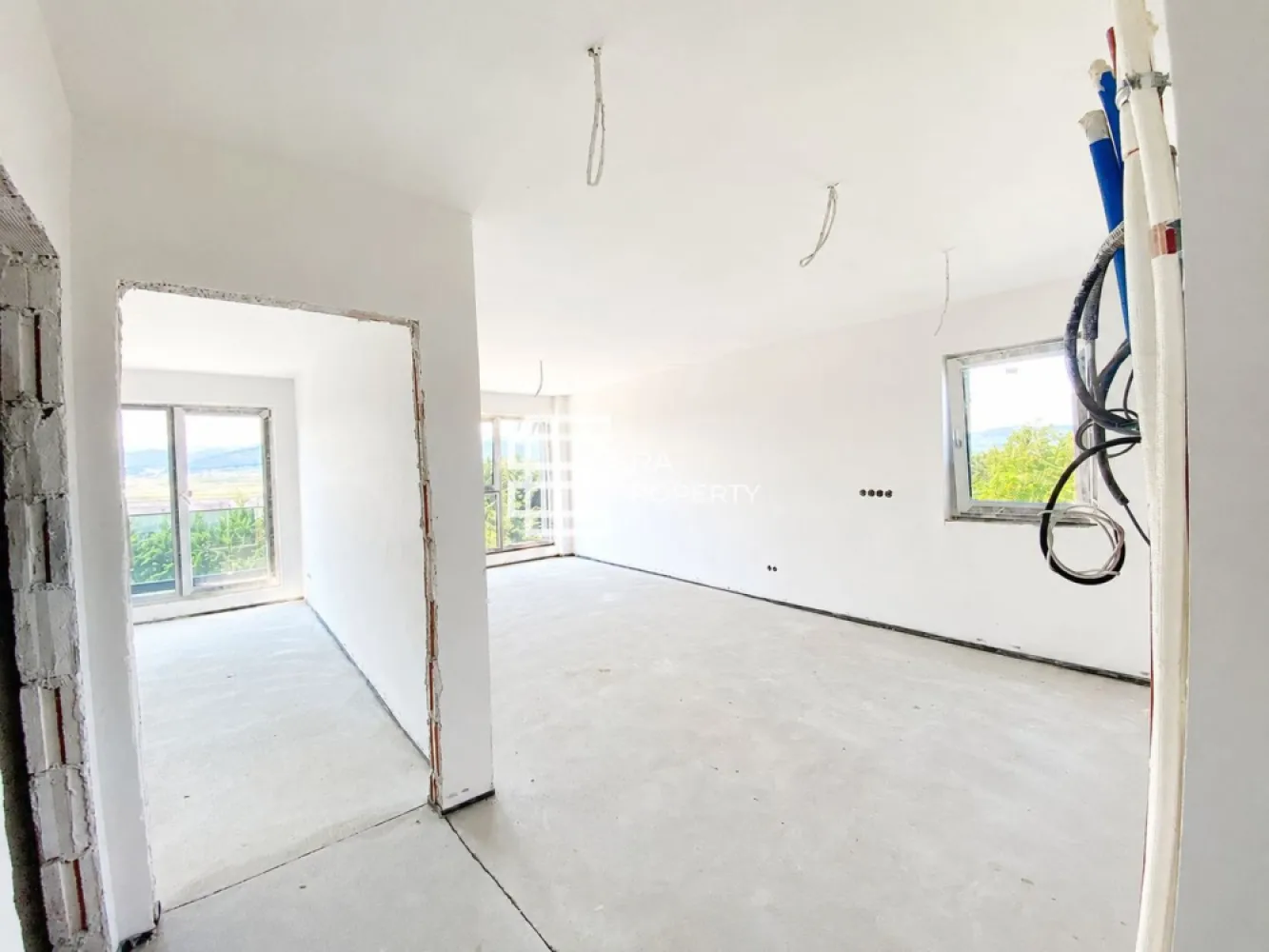 Apartament 3 camere | Etaj 1 | Bloc tip vilă | Cristian | Comision 0% - Apartament 3 camere | Etaj 1 | Bloc tip vilă | Cristian | Comision 0%

Trăiește acolo unde alții visează să evadeze!

 ***COMISION 0***
𝐂𝐨𝐧𝐟𝐨𝐫𝐭, 𝐥𝐮𝐦𝐢𝐧𝐚 𝐧𝐚𝐭𝐮𝐫𝐚𝐥𝐚 𝐬𝐢 𝐥𝐢𝐧𝐢𝐬𝐭𝐞, 𝐢𝐧𝐭𝐫-𝐮𝐧 𝐚𝐧𝐬𝐚𝐦𝐛𝐥𝐮 𝐫𝐞𝐳𝐢𝐝𝐞𝐧𝐭𝐢𝐚𝐥 𝐚𝐦𝐩𝐥𝐚𝐬𝐚𝐭 𝐢𝐧𝐭𝐫𝐞 𝐛𝐫𝐚𝐳𝐢 𝐦𝐚𝐭𝐮𝐫𝐢, 𝐥𝐚 𝐝𝐨𝐚𝐫 𝐜𝐚𝐭𝐞𝐯𝐚 𝐦𝐢𝐧𝐮𝐭𝐞 𝐝𝐞 𝐒𝐢𝐛𝐢𝐮.

Vă propunem spre vânzare un apartament cu 3 camere, situat la etajul 1 al unui imobil tip vilă (P+2+M), cu doar 2 apartamente pe palier, amplasat într-o zonă liniștită din Cristian, cu acces rapid către Sibiu prin Centura Sud, Centura Nord și DN Sibiu–Cristian.

Suprafață utilă: 𝟔8,𝟒𝟎 𝐦𝐩

Compartimentare:
Hol de acces – 4,8 mp
Living cu bucătărie open-space – 24 mp
Dormitor matrimonial – 13,6 mp
Dormitor – 12 mp
Baie – 4,5 mp
Grup sanitar – 2,5 mp
Balcon – 6,8 mp

Orientarea sudică a zonei de zi asigură lumină naturală pe tot parcursul zilei, iar compartimentarea este gândită pentru un stil de viață confortabil și funcțional.

Dotări și finisaje
Încălzire în pardoseală
Pompă de căldură aer-apă
Tâmplărie Salamander cu 7 camere și geam tripan
Ușă metalică la intrare
Pereți finisați cu vopsea lavabilă albă
Instalație electrică și sanitară completă
Termoizolație exterioară cu polistiren grafitat de 20 cm
Izolație cu vată minerală de 20 cm la nivelul podului
Facilități ansamblu
Zonă verde amenajată
Loc de joacă pentru copii
1 loc de parcare inclus în preț
Posibilitate de achiziționare a unui loc de parcare suplimentar pentru 5.000 € + TVA

Apartamentul poate fi predat la alb sau la cheie, în funcție de preferințele cumpărătorului, fiind potrivit atât pentru locuință proprie, cât și pentru investiție.

Prețuri
89.900 € + TVA 21% – predare la alb
99.900 € + TVA 21% – predare la cheie

𝐃𝐚𝐜𝐚 𝐢𝐭𝐢 𝐝𝐨𝐫𝐞𝐬̦𝐭𝐢 𝐥𝐢𝐧𝐢𝐬𝐭𝐞, 𝐢𝐧𝐭𝐢𝐦𝐢𝐭𝐚𝐭𝐞 𝐬𝐢 𝐜𝐨𝐧𝐟𝐨𝐫𝐭,𝐢𝐧𝐭𝐫-𝐨 𝐥𝐨𝐜𝐮𝐢𝐧𝐭𝐚 𝐢𝐧𝐜𝐨𝐧𝐣𝐮𝐫𝐚𝐭𝐚 𝐝𝐞 𝐧𝐚𝐭𝐮𝐫𝐚, 𝐚𝐜𝐞𝐬𝐭 𝐚𝐩𝐚𝐫𝐭𝐚𝐦𝐞𝐧𝐭 𝐦𝐞𝐫𝐢𝐭𝐚 𝐯𝐚𝐳𝐮𝐭. 𝐂𝐨𝐧𝐭𝐚𝐜𝐭𝐞𝐚𝐳𝐚-𝐧𝐞 𝐩𝐞𝐧𝐭𝐫𝐮 𝐦𝐚𝐢 𝐦𝐮𝐥𝐭𝐞 𝐢𝐧𝐟𝐨𝐫𝐦𝐚𝐭𝐢𝐢 𝐬𝐢 𝐩𝐫𝐨𝐠𝐫𝐚𝐦𝐞𝐚𝐳𝐚 𝐨 𝐯𝐢𝐳𝐢𝐨𝐧𝐚𝐫𝐞!