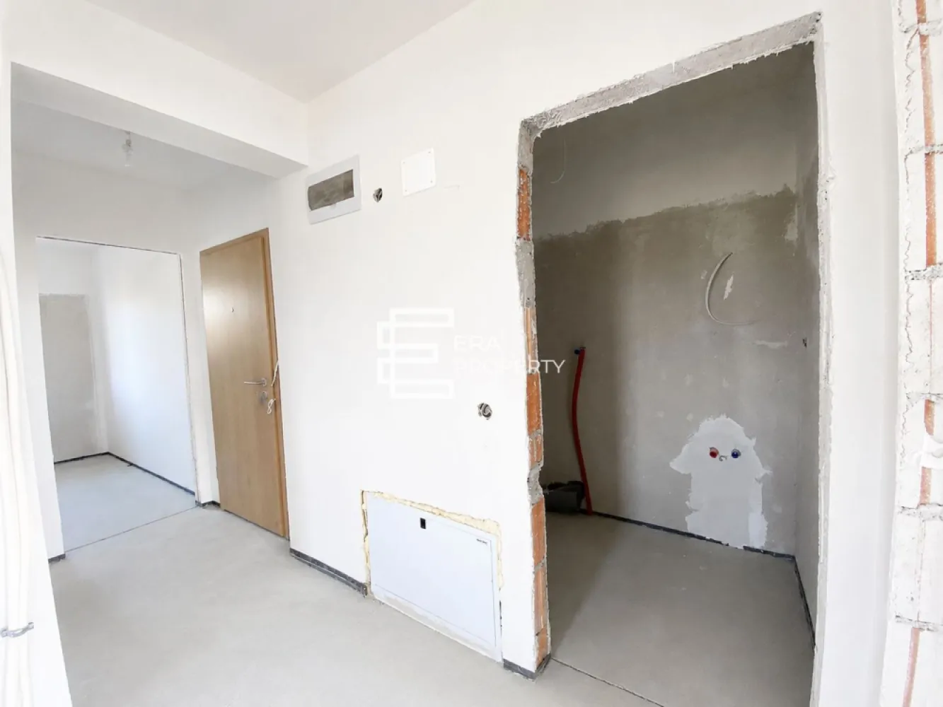 Apartament 3 camere | Etaj 1 | Bloc tip vilă | Cristian | Comision 0% - Apartament 3 camere | Etaj 1 | Bloc tip vilă | Cristian | Comision 0%

Trăiește acolo unde alții visează să evadeze!

 ***COMISION 0***
𝐂𝐨𝐧𝐟𝐨𝐫𝐭, 𝐥𝐮𝐦𝐢𝐧𝐚 𝐧𝐚𝐭𝐮𝐫𝐚𝐥𝐚 𝐬𝐢 𝐥𝐢𝐧𝐢𝐬𝐭𝐞, 𝐢𝐧𝐭𝐫-𝐮𝐧 𝐚𝐧𝐬𝐚𝐦𝐛𝐥𝐮 𝐫𝐞𝐳𝐢𝐝𝐞𝐧𝐭𝐢𝐚𝐥 𝐚𝐦𝐩𝐥𝐚𝐬𝐚𝐭 𝐢𝐧𝐭𝐫𝐞 𝐛𝐫𝐚𝐳𝐢 𝐦𝐚𝐭𝐮𝐫𝐢, 𝐥𝐚 𝐝𝐨𝐚𝐫 𝐜𝐚𝐭𝐞𝐯𝐚 𝐦𝐢𝐧𝐮𝐭𝐞 𝐝𝐞 𝐒𝐢𝐛𝐢𝐮.

Vă propunem spre vânzare un apartament cu 3 camere, situat la etajul 1 al unui imobil tip vilă (P+2+M), cu doar 2 apartamente pe palier, amplasat într-o zonă liniștită din Cristian, cu acces rapid către Sibiu prin Centura Sud, Centura Nord și DN Sibiu–Cristian.

Suprafață utilă: 𝟔8,𝟒𝟎 𝐦𝐩

Compartimentare:
Hol de acces – 4,8 mp
Living cu bucătărie open-space – 24 mp
Dormitor matrimonial – 13,6 mp
Dormitor – 12 mp
Baie – 4,5 mp
Grup sanitar – 2,5 mp
Balcon – 6,8 mp

Orientarea sudică a zonei de zi asigură lumină naturală pe tot parcursul zilei, iar compartimentarea este gândită pentru un stil de viață confortabil și funcțional.

Dotări și finisaje
Încălzire în pardoseală
Pompă de căldură aer-apă
Tâmplărie Salamander cu 7 camere și geam tripan
Ușă metalică la intrare
Pereți finisați cu vopsea lavabilă albă
Instalație electrică și sanitară completă
Termoizolație exterioară cu polistiren grafitat de 20 cm
Izolație cu vată minerală de 20 cm la nivelul podului
Facilități ansamblu
Zonă verde amenajată
Loc de joacă pentru copii
1 loc de parcare inclus în preț
Posibilitate de achiziționare a unui loc de parcare suplimentar pentru 5.000 € + TVA

Apartamentul poate fi predat la alb sau la cheie, în funcție de preferințele cumpărătorului, fiind potrivit atât pentru locuință proprie, cât și pentru investiție.

Prețuri
89.900 € + TVA 21% – predare la alb
99.900 € + TVA 21% – predare la cheie

𝐃𝐚𝐜𝐚 𝐢𝐭𝐢 𝐝𝐨𝐫𝐞𝐬̦𝐭𝐢 𝐥𝐢𝐧𝐢𝐬𝐭𝐞, 𝐢𝐧𝐭𝐢𝐦𝐢𝐭𝐚𝐭𝐞 𝐬𝐢 𝐜𝐨𝐧𝐟𝐨𝐫𝐭,𝐢𝐧𝐭𝐫-𝐨 𝐥𝐨𝐜𝐮𝐢𝐧𝐭𝐚 𝐢𝐧𝐜𝐨𝐧𝐣𝐮𝐫𝐚𝐭𝐚 𝐝𝐞 𝐧𝐚𝐭𝐮𝐫𝐚, 𝐚𝐜𝐞𝐬𝐭 𝐚𝐩𝐚𝐫𝐭𝐚𝐦𝐞𝐧𝐭 𝐦𝐞𝐫𝐢𝐭𝐚 𝐯𝐚𝐳𝐮𝐭. 𝐂𝐨𝐧𝐭𝐚𝐜𝐭𝐞𝐚𝐳𝐚-𝐧𝐞 𝐩𝐞𝐧𝐭𝐫𝐮 𝐦𝐚𝐢 𝐦𝐮𝐥𝐭𝐞 𝐢𝐧𝐟𝐨𝐫𝐦𝐚𝐭𝐢𝐢 𝐬𝐢 𝐩𝐫𝐨𝐠𝐫𝐚𝐦𝐞𝐚𝐳𝐚 𝐨 𝐯𝐢𝐳𝐢𝐨𝐧𝐚𝐫𝐞!