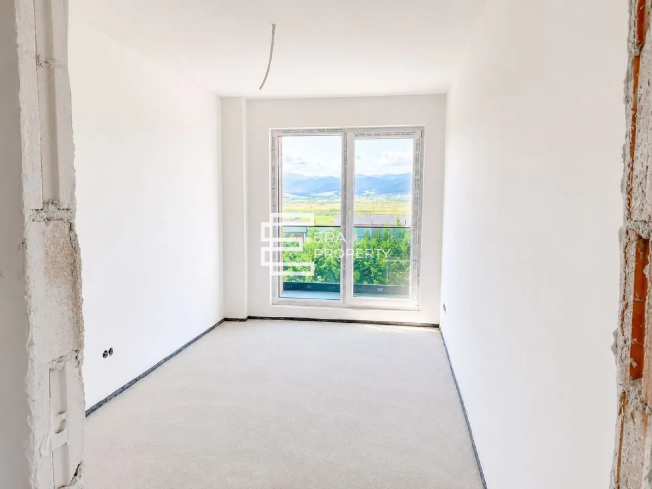 Apartament 3 camere | Etaj 1 | Bloc tip vilă | Cristian | Comision 0% - Apartament 3 camere | Etaj 1 | Bloc tip vilă | Cristian | Comision 0%

Trăiește acolo unde alții visează să evadeze!

 ***COMISION 0***
𝐂𝐨𝐧𝐟𝐨𝐫𝐭, 𝐥𝐮𝐦𝐢𝐧𝐚 𝐧𝐚𝐭𝐮𝐫𝐚𝐥𝐚 𝐬𝐢 𝐥𝐢𝐧𝐢𝐬𝐭𝐞, 𝐢𝐧𝐭𝐫-𝐮𝐧 𝐚𝐧𝐬𝐚𝐦𝐛𝐥𝐮 𝐫𝐞𝐳𝐢𝐝𝐞𝐧𝐭𝐢𝐚𝐥 𝐚𝐦𝐩𝐥𝐚𝐬𝐚𝐭 𝐢𝐧𝐭𝐫𝐞 𝐛𝐫𝐚𝐳𝐢 𝐦𝐚𝐭𝐮𝐫𝐢, 𝐥𝐚 𝐝𝐨𝐚𝐫 𝐜𝐚𝐭𝐞𝐯𝐚 𝐦𝐢𝐧𝐮𝐭𝐞 𝐝𝐞 𝐒𝐢𝐛𝐢𝐮.

Vă propunem spre vânzare un apartament cu 3 camere, situat la etajul 1 al unui imobil tip vilă (P+2+M), cu doar 2 apartamente pe palier, amplasat într-o zonă liniștită din Cristian, cu acces rapid către Sibiu prin Centura Sud, Centura Nord și DN Sibiu–Cristian.

Suprafață utilă: 𝟔8,𝟒𝟎 𝐦𝐩

Compartimentare:
Hol de acces – 4,8 mp
Living cu bucătărie open-space – 24 mp
Dormitor matrimonial – 13,6 mp
Dormitor – 12 mp
Baie – 4,5 mp
Grup sanitar – 2,5 mp
Balcon – 6,8 mp

Orientarea sudică a zonei de zi asigură lumină naturală pe tot parcursul zilei, iar compartimentarea este gândită pentru un stil de viață confortabil și funcțional.

Dotări și finisaje
Încălzire în pardoseală
Pompă de căldură aer-apă
Tâmplărie Salamander cu 7 camere și geam tripan
Ușă metalică la intrare
Pereți finisați cu vopsea lavabilă albă
Instalație electrică și sanitară completă
Termoizolație exterioară cu polistiren grafitat de 20 cm
Izolație cu vată minerală de 20 cm la nivelul podului
Facilități ansamblu
Zonă verde amenajată
Loc de joacă pentru copii
1 loc de parcare inclus în preț
Posibilitate de achiziționare a unui loc de parcare suplimentar pentru 5.000 € + TVA

Apartamentul poate fi predat la alb sau la cheie, în funcție de preferințele cumpărătorului, fiind potrivit atât pentru locuință proprie, cât și pentru investiție.

Prețuri
89.900 € + TVA 21% – predare la alb
99.900 € + TVA 21% – predare la cheie

𝐃𝐚𝐜𝐚 𝐢𝐭𝐢 𝐝𝐨𝐫𝐞𝐬̦𝐭𝐢 𝐥𝐢𝐧𝐢𝐬𝐭𝐞, 𝐢𝐧𝐭𝐢𝐦𝐢𝐭𝐚𝐭𝐞 𝐬𝐢 𝐜𝐨𝐧𝐟𝐨𝐫𝐭,𝐢𝐧𝐭𝐫-𝐨 𝐥𝐨𝐜𝐮𝐢𝐧𝐭𝐚 𝐢𝐧𝐜𝐨𝐧𝐣𝐮𝐫𝐚𝐭𝐚 𝐝𝐞 𝐧𝐚𝐭𝐮𝐫𝐚, 𝐚𝐜𝐞𝐬𝐭 𝐚𝐩𝐚𝐫𝐭𝐚𝐦𝐞𝐧𝐭 𝐦𝐞𝐫𝐢𝐭𝐚 𝐯𝐚𝐳𝐮𝐭. 𝐂𝐨𝐧𝐭𝐚𝐜𝐭𝐞𝐚𝐳𝐚-𝐧𝐞 𝐩𝐞𝐧𝐭𝐫𝐮 𝐦𝐚𝐢 𝐦𝐮𝐥𝐭𝐞 𝐢𝐧𝐟𝐨𝐫𝐦𝐚𝐭𝐢𝐢 𝐬𝐢 𝐩𝐫𝐨𝐠𝐫𝐚𝐦𝐞𝐚𝐳𝐚 𝐨 𝐯𝐢𝐳𝐢𝐨𝐧𝐚𝐫𝐞!
