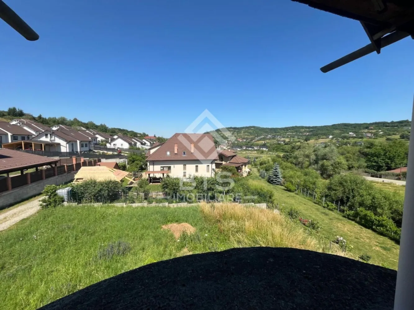 Casă la Roșu 265 mp util | Zona Valea Jelnii | Teren 900 mp - O oportunitate excelentă pentru cei care își doresc o casă spațioasă, construită solid, pe care să o finiseze exact după propriul gust! Vă propunem spre vânzare o casă aflată în stadiul „la roșu”, situată într-una dintre cele mai căutate și liniștite zone – Valea Jelnii.
Proprietatea impresionează prin regimul de înălțime,compartimentarea inteligentă și o vedere panoramică deosebită asupra zonei.
Detalii tehnice și cifre:
Suprafață utilă: 265 mp 
Suprafață teren: 900 mp -curte mare, ideală pentru grădină, foișor sau zonă de relaxare
Regim înălțime: D + P + 1
Stadiu construcție: La roșu 
Avantaje majore:
Amplasare deosebită cu panoramă superbă.
Teren generos, greu de găsit în zonele noi rezidențiale.
Libertate deplină în alegerea materialelor pentru designul interior și exterior.