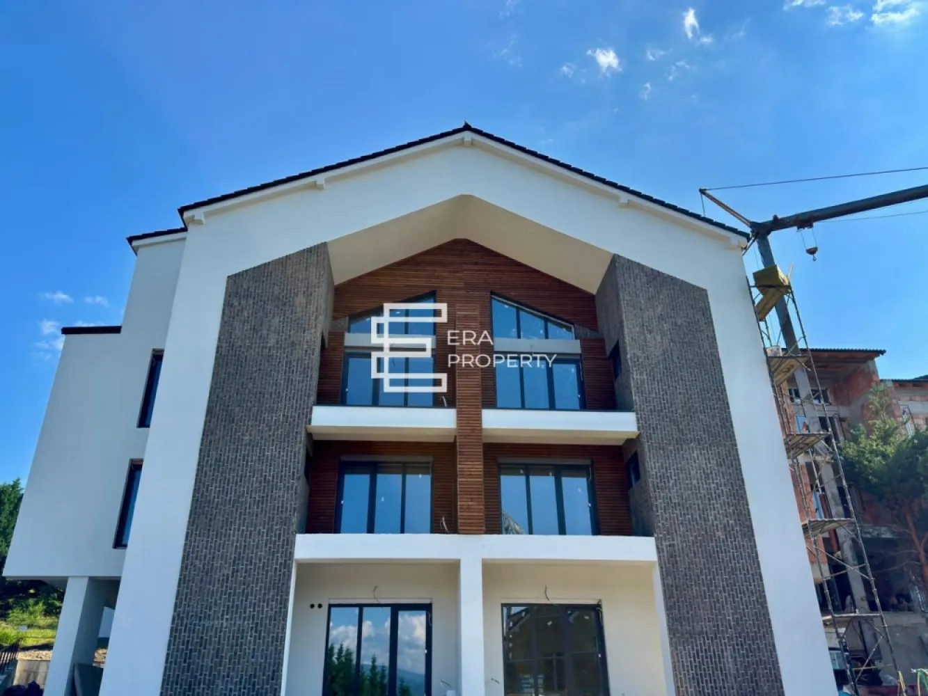 Garsonieră cu balcon și bucătărie separată | DaVinci Homes | Comision 0% - Garsonieră cu balcon și bucătărie separată | DaVinci Homes | Comision 0%

Vă oferim spre vânzare o garsonieră cu bucătărie separată, având o suprafață utilă de 37,44 mp și un balcon de 2,81 mp, amplasată într-un ansamblu rezidențial modern, proiectat pentru un stil de viață confortabil și echilibrat. Achiziția se realizează cu comision 0%.

Compartimentarea practică, împreună cu dotările și finisajele de calitate, transformă această locuință într-o alegere excelentă atât pentru locuire, cât și pentru investiție.

Pe lângă confortul oferit de locuință, veți beneficia de avantajele unui cartier nou, bine organizat, cu spații verzi generoase și infrastructură modernă, conceput pentru un trai liniștit și de calitate.

Dotări și finisaje:
încălzire în pardoseală;
centrală termică în condensare;
tâmplărie PVC cu profil de 5 camere și geam tripan;
jaluzele exterioare electrice;
aparat de aer condiționat inclus;
izolație exterioară cu vată bazaltică;
balcon finisat cu granit și balustradă din sticlă securizată;
casa scării placată cu granit;
fațadă cu elemente decorative din larice siberian și piatră naturală;
clasa energetică A.

Avantajele ansamblului rezidențial DaVinci Homes:
aproximativ 45% din suprafață este dedicată spațiilor verzi;
sistem automatizat de irigare;
arbori ornamentali maturi plantați încă din faza inițială;
panoramă deschisă către Munții Făgăraș;
toate balcoanele beneficiază de orientare sudică;
vile dispuse în trepte de nivel pentru mai multă intimitate;
4 căi de acces în și din ansamblu;
locuri de joacă amenajate pentru copii;
infrastructură completă, cu drumuri asfaltate, trotuare și locuri de parcare.

Modalități de achiziție:

Plată integrală din surse proprii:
𝟕𝟔.𝟐𝟓𝟎 € – 𝐟𝐢𝐧𝐢𝐬𝐚𝐭 𝐥𝐚 𝐚𝐥𝐛
𝟖𝟎.𝟕𝟓𝟎 € – 𝐟𝐢𝐧𝐢𝐬𝐚𝐭 𝐥𝐚 𝐜𝐡𝐞𝐢𝐞â
 
Credit bancar cu avans de 10%:
𝟖𝟎.𝟓𝟎𝟎 € – 𝐟𝐢𝐧𝐢𝐬𝐚𝐭 𝐥𝐚 𝐚𝐥𝐛 
𝟖𝟓.𝟎𝟎𝟎 € – 𝐟𝐢𝐧𝐢𝐬𝐚𝐭 𝐥𝐚 𝐜𝐡𝐞𝐢𝐞

Rate direct la dezvoltator:
Disponibile cu un avans minim de 50%, iar condițiile de finanțare sunt stabilite individual în cadrul biroului de vânzări.
Amplasarea în zona de Vest a ansamblului DaVinci Homes permite acces rapid către principalele puncte de interes din oraș și facilitează deplasările zilnice, evitând aglomerația specifică orelor de vârf.