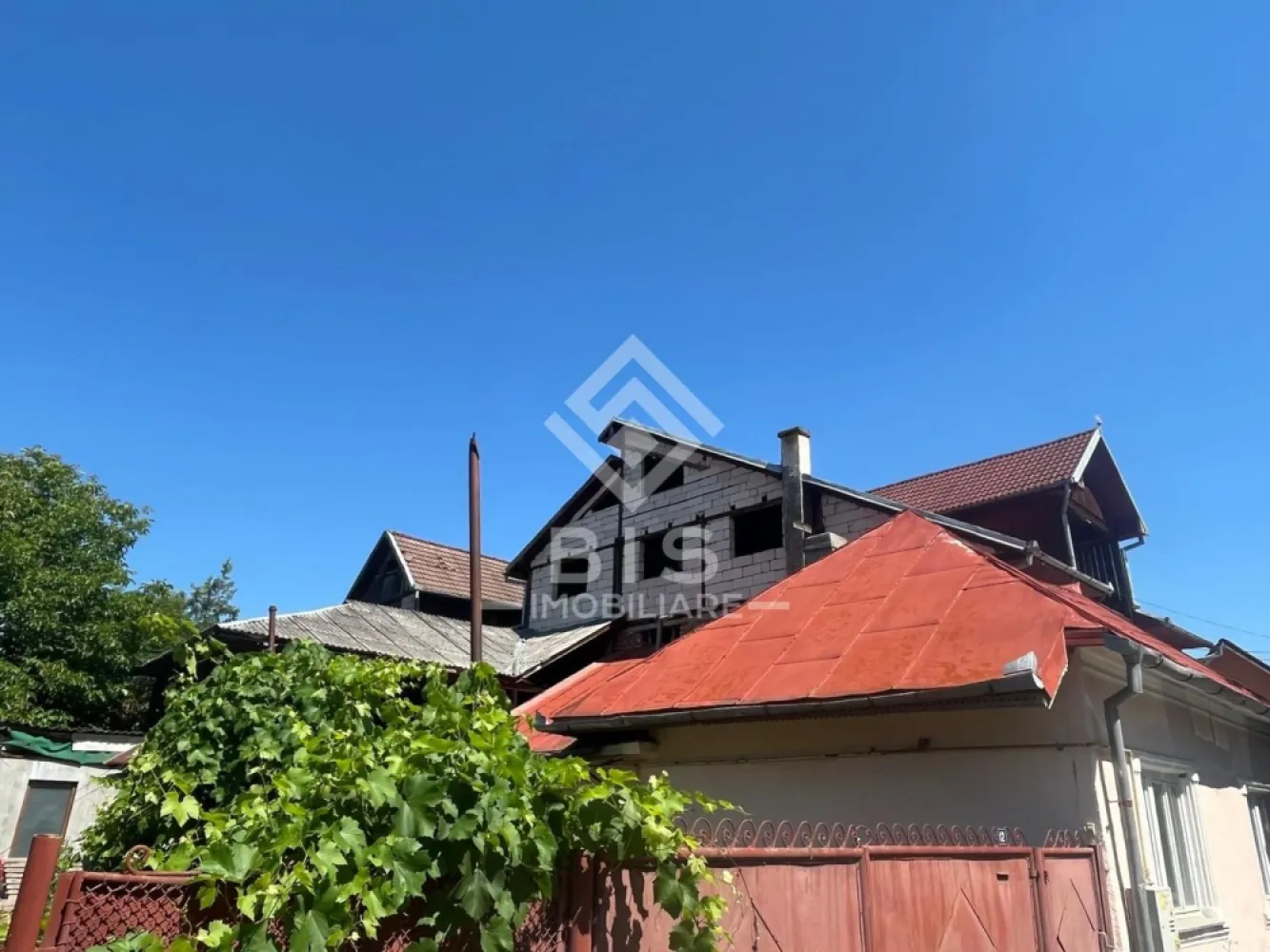 Oportunitate Investiție | Clădire Generoasă 350 mp Amprentă | D+P+E+M - Vă propunem spre vânzare o proprietate cu un potențial imens de dezvoltare, ideală atât pentru o familie numeroasă care dorește un spațiu personalizat complet, cât și pentru investitori vizionari. Datorită suprafeței și structurii, clădirea se pretează excelent pentru: sediu de firmă, clinică medicală, pensiune/bistrou, spațiu de birouri sau reconversie în apartamente.
Proprietatea necesită renovare completă, oferindu-vă libertatea totală de a regândi compartimentarea și designul final.
Specificații și detalii:
Amprentă la sol: 350 mp (o suprafață utilă totală uriașă desfășurată pe cele 4 niveluri)
Suprafață teren: 467 mp
Regim de înălțime: Demisol + Parter + Etaj + Mansardă (D + P + E + M)
Stadiu: De renovat (pânza albă perfectă pentru proiectul dumneavoastră)
Avantaje majore:
Structură solidă și spații extrem de largi, greu de găsit în construcțiile standard actuale.
Zonă cu potențial bun de exploatare comercială sau rezidențială.
Flexibilitate maximă în alegerea materialelor, finisajelor și utilităților.