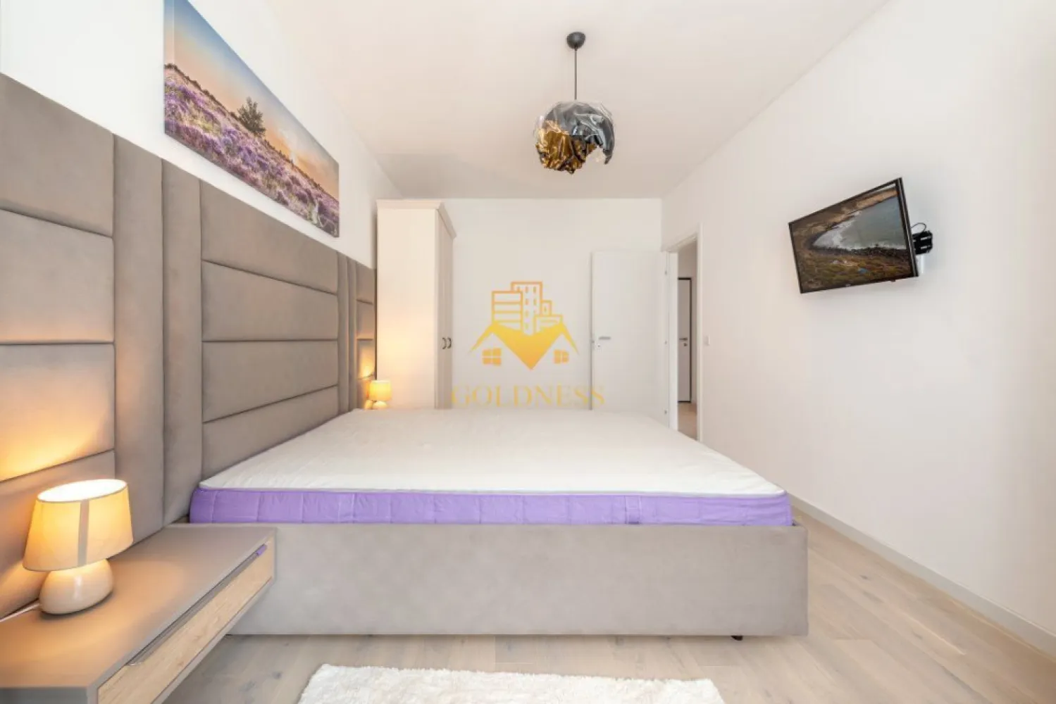 2 camere, modern, parcare, bloc nou, AC, Record Park, zona Bosch, Ntt - GOLDNESS Imobiliare vă propune spre închiriere un apartament cu 2 camere complet mobilat și utilat, la etajul 4 într-un imobil de 6 etaje, în cartierul Marasti. Apartamentul este compartimentat astfel:
 - dormitor cu pat matrimonial, dressing, noptiere
 - living cu bucatarie open-space complet utilată, canapea extensibla, loc de servit masa 
 - baie cu vana, calorifer port prosop inox și dulap pentru depozitare.
 - terasa de 12 mp.

Imobilul este dotat cu toate cele necesare- centrală proprie, mașină de spălat haine, frigider, plită electrică, hotă, TV, etc. 
Se află în apropierea stațiilor de transport în comun, magazine, restaurante, spații verzi, farmacii, etc. 
Dispune de loc de parcare subteran!

Dacă sunteți interesați de acest apartament și doriți să îl vizionați, dar și pentru alte oferte sau detalii nu ezitați să ne contactați telefonic sau prin e-mail - goldnessimobiliare@gmail.com. Vă stăm la dispoziție!
