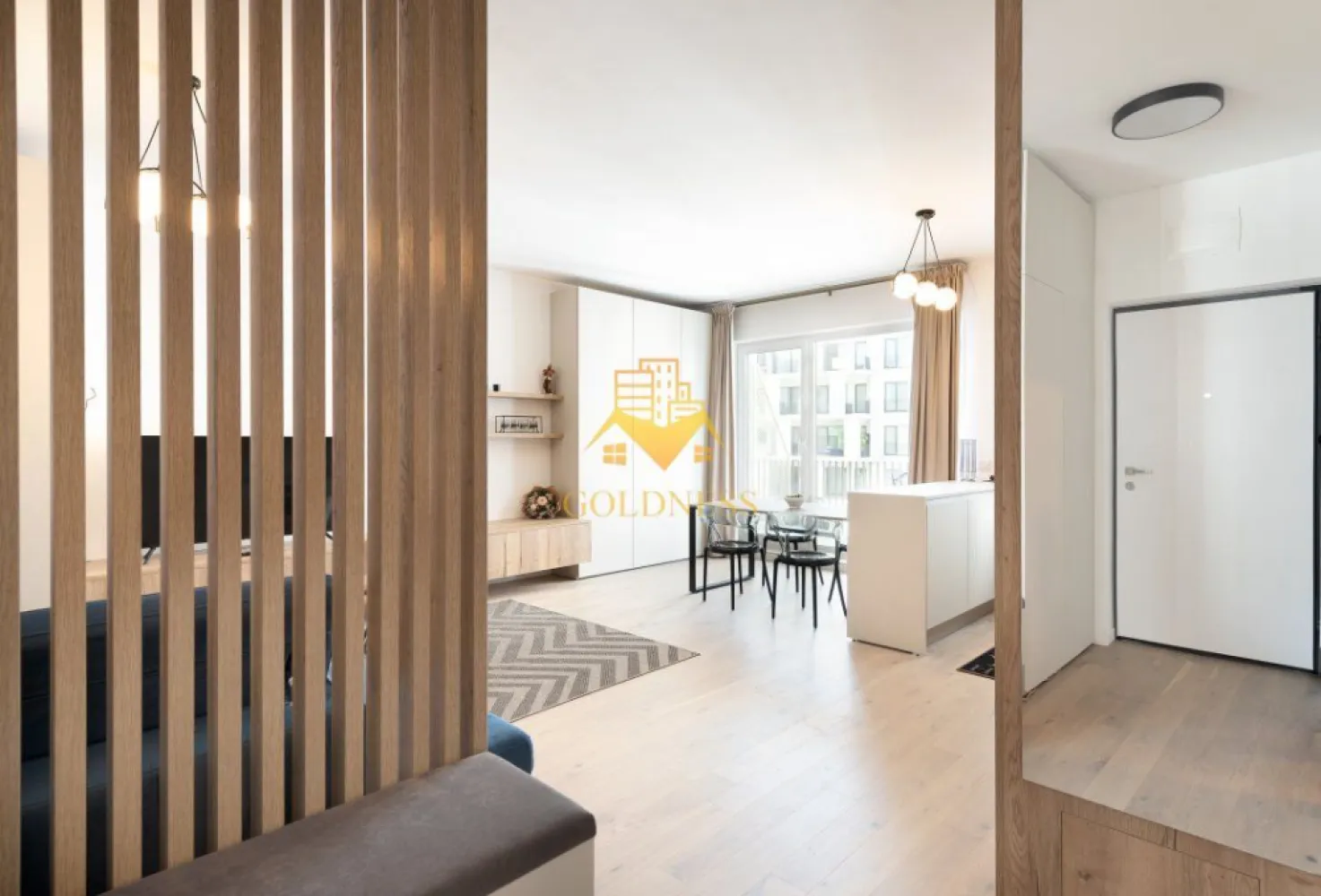 2 camere, modern, parcare, bloc nou, AC, Record Park, zona Bosch, Ntt - GOLDNESS Imobiliare vă propune spre închiriere un apartament cu 2 camere complet mobilat și utilat, la etajul 4 într-un imobil de 6 etaje, în cartierul Marasti. Apartamentul este compartimentat astfel:
 - dormitor cu pat matrimonial, dressing, noptiere
 - living cu bucatarie open-space complet utilată, canapea extensibla, loc de servit masa 
 - baie cu vana, calorifer port prosop inox și dulap pentru depozitare.
 - terasa de 12 mp.

Imobilul este dotat cu toate cele necesare- centrală proprie, mașină de spălat haine, frigider, plită electrică, hotă, TV, etc. 
Se află în apropierea stațiilor de transport în comun, magazine, restaurante, spații verzi, farmacii, etc. 
Dispune de loc de parcare subteran!

Dacă sunteți interesați de acest apartament și doriți să îl vizionați, dar și pentru alte oferte sau detalii nu ezitați să ne contactați telefonic sau prin e-mail - goldnessimobiliare@gmail.com. Vă stăm la dispoziție!