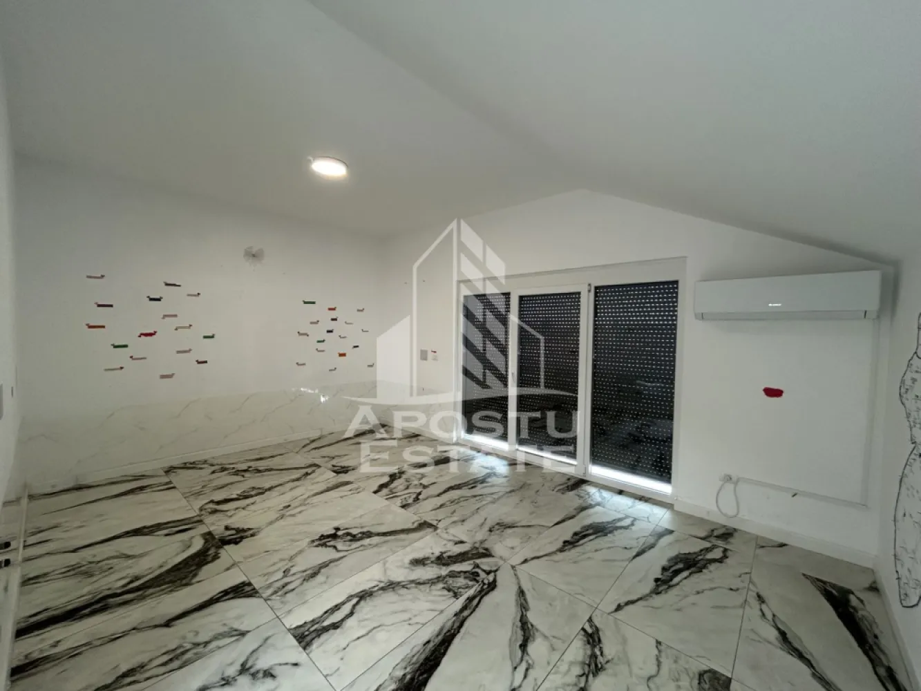 Apartament pretabil birouri, 4 camere, Dumbravita Kaufland - Agentia imobiliara Apostu Estate va propune spre inchiriere apartament cu 4 camere, pretabil pentru birouri, 100 mp, in zona Kufland Dumbravita.

Apartamentul se afla la etajul 1 intr-o cladire care include doar firme si activitati comerciale.
Confortul termic este asigurat prin centrala proprie pe gaz si aparat de climatizare.
Spatiul este format din 3 incaperi individuale, zona receptie, bucatarie, spatiu depozitare si 2 grupuri sanitare.
Apartamentul se inchiriaza cu doua locuri de parcare proprii.

Pentru mai multe detalii sau pentru stabilirea unei vizionari nu ezitati sa ne contactati.
CP3190731