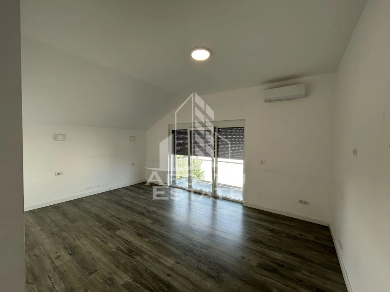 Apartament pretabil birouri, 4 camere, Dumbravita Kaufland - Agentia imobiliara Apostu Estate va propune spre inchiriere apartament cu 4 camere, pretabil pentru birouri, 100 mp, in zona Kufland Dumbravita.

Apartamentul se afla la etajul 1 intr-o cladire care include doar firme si activitati comerciale.
Confortul termic este asigurat prin centrala proprie pe gaz si aparat de climatizare.
Spatiul este format din 3 incaperi individuale, zona receptie, bucatarie, spatiu depozitare si 2 grupuri sanitare.
Apartamentul se inchiriaza cu doua locuri de parcare proprii.

Pentru mai multe detalii sau pentru stabilirea unei vizionari nu ezitati sa ne contactati.
CP3190731