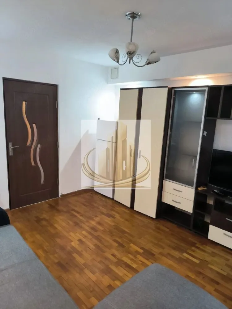 Ap cu 1 Cameră, 31mp | Parter | Zonă Olimpia – Stadion | Complex - Echipa Grand Mobilis Imobiliare vă propune spre vânzare un apartament cu 1 cameră, cu o suprafață utilă de 31,87 mp, situat în zona Olimpia – Stadion, una dintre cele mai căutate zone din Timișoara atât pentru locuire, cât și pentru investiție, datorită proximității față de Complexul Studențesc și principalele centre universitare ale orașului.

Proprietatea se află la parterul imobilului și reprezintă o oportunitate excelentă pentru cei care își doresc o investiție sigură, cu randament foarte bun și cerere constantă pentru închiriere. Un avantaj important este faptul că apartamentul poate fi preluat împreună cu chiriașii actuali, oferind posibilitatea obținerii unui venit încă din prima zi, fără perioade de neocupare.

Apartamentul se vinde complet mobilat și utilat, fiind pregătit pentru mutare imediată sau pentru continuarea activității de închiriere, fără investiții suplimentare. Locuința beneficiază de instalație sanitară schimbată, aer condiționat funcțional, frigider nou (înlocuit în 2025), plită și cuptor electric, iar baia este prevăzută cu boiler electric pentru un plus de confort.

Încălzirea este realizată prin sistemul de termoficare al orașului, iar compartimentarea practică este alcătuită din cameră, hol cu bucătărie și baie, oferind un spațiu eficient și ușor de întreținut.

Poziționarea reprezintă unul dintre cele mai importante avantaje ale proprietății. În imediata apropiere se află stații ale mijloacelor de transport în comun, supermarketuri, restaurante, cafenele, farmacii, școli, grădinițe și licee, precum și Complexul Studențesc, facultățile din zonă, baza sportivă cu terenuri de fotbal și bazin de înot, parcuri și numeroase spații verzi. Totodată, accesul către centrul orașului și principalele artere de circulație este rapid și facil.

Datorită prețului atractiv, poziției excelente și cererii ridicate pentru închiriere în această zonă, proprietatea reprezintă alegerea ideală atât pentru un student sau un cuplu aflat la început de drum, cât și pentru investitorii care își doresc o proprietate cu risc redus și rentabilitate pe termen lung. Combinația dintre locație, preț, posibilitatea preluării cu chiriași și costurile reduse de exploatare transformă acest apartament într-o investiție sigură și profitabilă.

Pentru mai multe informații și programarea unei vizionări, vă invităm să contactați echipa Grand Mobilis Imobiliare!
ID Intern: CP3190729