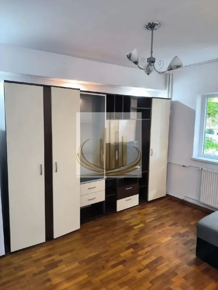 Ap cu 1 Cameră, 31mp | Parter | Zonă Olimpia – Stadion | Complex - Echipa Grand Mobilis Imobiliare vă propune spre vânzare un apartament cu 1 cameră, cu o suprafață utilă de 31,87 mp, situat în zona Olimpia – Stadion, una dintre cele mai căutate zone din Timișoara atât pentru locuire, cât și pentru investiție, datorită proximității față de Complexul Studențesc și principalele centre universitare ale orașului.

Proprietatea se află la parterul imobilului și reprezintă o oportunitate excelentă pentru cei care își doresc o investiție sigură, cu randament foarte bun și cerere constantă pentru închiriere. Un avantaj important este faptul că apartamentul poate fi preluat împreună cu chiriașii actuali, oferind posibilitatea obținerii unui venit încă din prima zi, fără perioade de neocupare.

Apartamentul se vinde complet mobilat și utilat, fiind pregătit pentru mutare imediată sau pentru continuarea activității de închiriere, fără investiții suplimentare. Locuința beneficiază de instalație sanitară schimbată, aer condiționat funcțional, frigider nou (înlocuit în 2025), plită și cuptor electric, iar baia este prevăzută cu boiler electric pentru un plus de confort.

Încălzirea este realizată prin sistemul de termoficare al orașului, iar compartimentarea practică este alcătuită din cameră, hol cu bucătărie și baie, oferind un spațiu eficient și ușor de întreținut.

Poziționarea reprezintă unul dintre cele mai importante avantaje ale proprietății. În imediata apropiere se află stații ale mijloacelor de transport în comun, supermarketuri, restaurante, cafenele, farmacii, școli, grădinițe și licee, precum și Complexul Studențesc, facultățile din zonă, baza sportivă cu terenuri de fotbal și bazin de înot, parcuri și numeroase spații verzi. Totodată, accesul către centrul orașului și principalele artere de circulație este rapid și facil.

Datorită prețului atractiv, poziției excelente și cererii ridicate pentru închiriere în această zonă, proprietatea reprezintă alegerea ideală atât pentru un student sau un cuplu aflat la început de drum, cât și pentru investitorii care își doresc o proprietate cu risc redus și rentabilitate pe termen lung. Combinația dintre locație, preț, posibilitatea preluării cu chiriași și costurile reduse de exploatare transformă acest apartament într-o investiție sigură și profitabilă.

Pentru mai multe informații și programarea unei vizionări, vă invităm să contactați echipa Grand Mobilis Imobiliare!
ID Intern: CP3190729