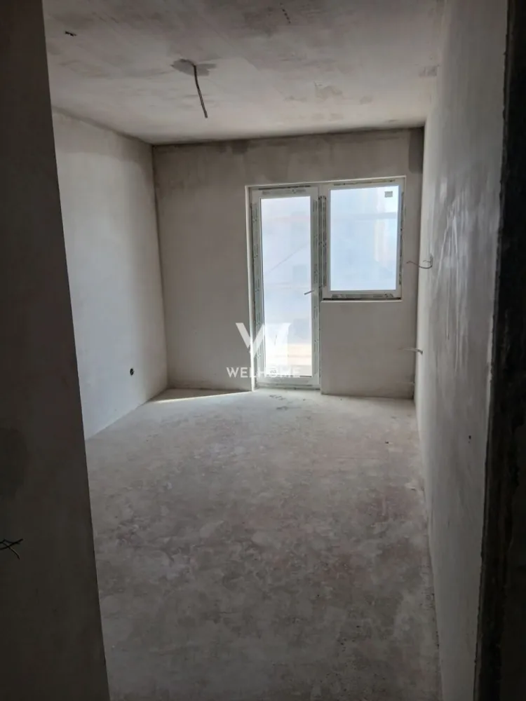 Apartament 2 camere LA CHEIE, Doamna Stanca, Sibiu - DIRECT DEZVOLTATOR, COMISION ZERO 
Vă prezentăm o oportunitate rară în zona Doamna Stanca – ultimul apartament cu 2 camere disponibil într-un imobil recent construit (2025), ideal atât pentru locuit, cât și pentru investiție.

Suprafață utilă: 49mp+ balcon 4mp 
Compartimentare:
Hol, baie, dormitor, living open space cu bucătărie si ieșire pe balcon.
Predare interior LA CHEIE: finisaje premium, parchet , gresie, faianță, întrerupătoare, uși de interior, centrală proprie si calorifere.
Predare exterior LA CHEIE: bloc izolat, parcări amenajate, acces privat,pavat si iluminat.

Un mare avantaj este flexibilitatea în predare:
✔️ Se poate achiziționa la alb, pentru cei care doresc să își personalizeze complet locuința,
✔️ Sau la cheie, pentru cei care își doresc să se mute fără griji și fără bătăi de cap.

Preț la cheie: 103,700 euro.
Preț la alb: 97,500 euro.
Telefon: 0743030351- Laura