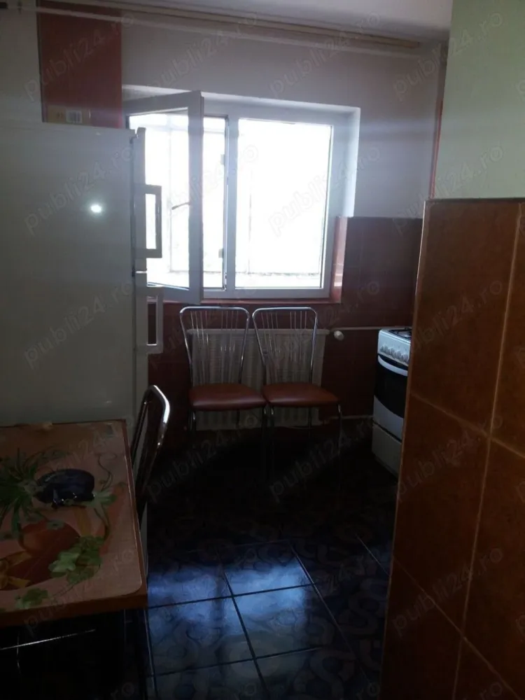 Inchiriez ap 2 camere,Berceni,3 min Metrou,Sun plaza,Rtb scara,Kaufland 1 minut. - Bloc reabilitat 3 minute metrou, STB in fata scarii, renovat, usa metalica termopan, mobila moderna, contorizat total, izolat, balcon urias 10 m, , accept colaborare, 1+1, contract Anaf.

Aragaz Gorenje nou, masina Arctic clasa A, frigider Heinerr nou A, izolat interior, teava gaz separat, instalatii schimbate, contorizat, rep noi, 2 tv, 2 dvd, 1 aspirator, jaluzele, termopan, balcon 10 m, intretinere mica. Atentie mare parte din obiecte sunt noi (ex lcd-uri Toshiba, LG, aragaz Gorenje, mobilier sufragerie, canapea,). Perioada lunga, contract Anaf. Preferabil familie, studenti.Maxim 2 persoane.Nu accept fumatori,animale,mai mult de 2 pers.