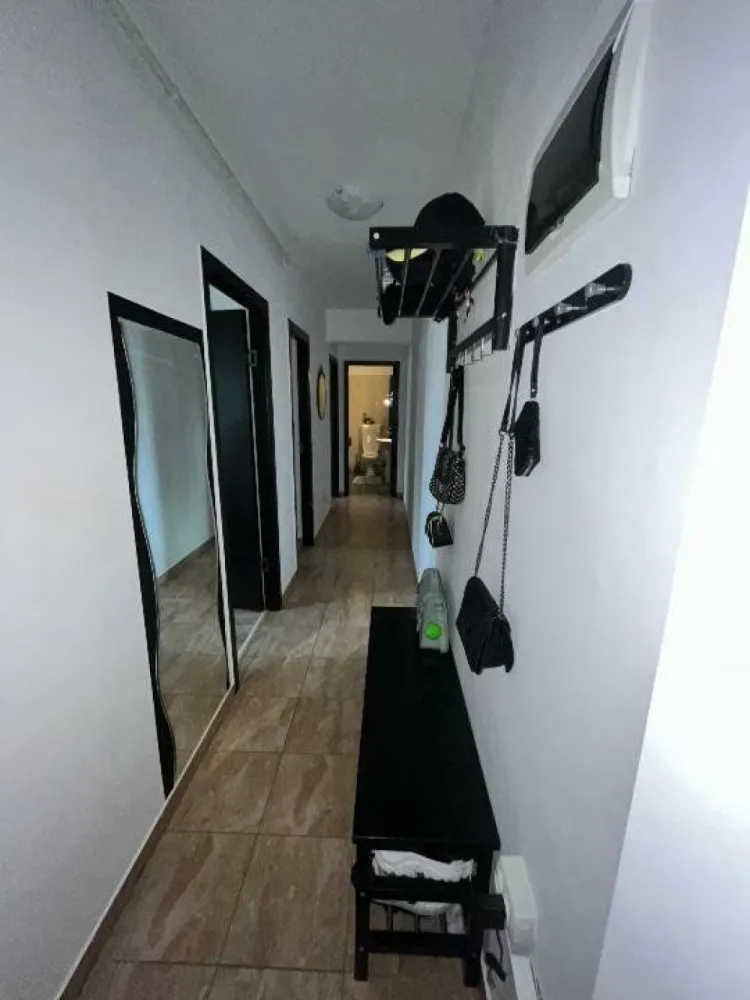 Apartament 2 camere, 49mp, cu balcon şi parcare - Apartament complet mobilat liber de la 15 Septembrie.

-Electrocasnice Samsung
-aer condiţionat
-masina de spălat rufe
-televizor
-wi-fi
-loc de parcare
-balcon

Nu se acceptă animale, sorry :(